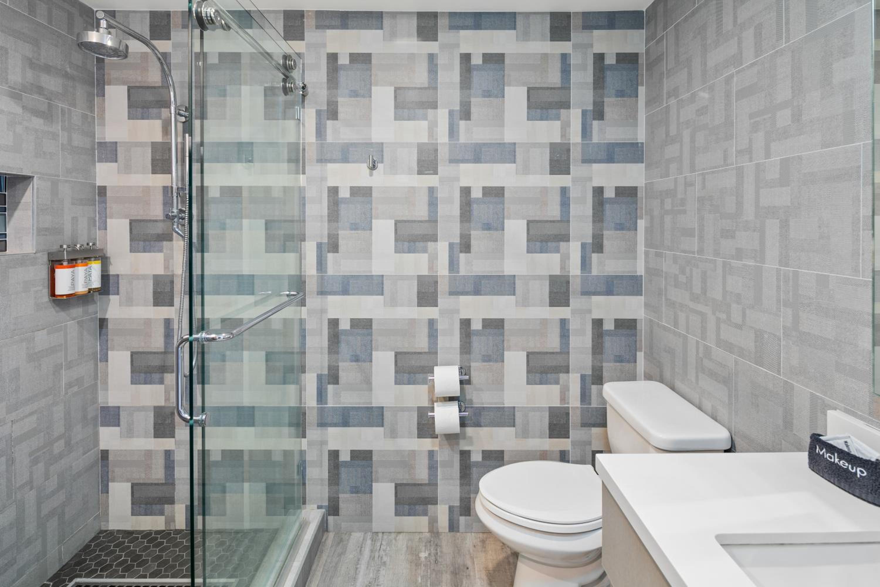 Quadruple Room with Balcony - Photo 3