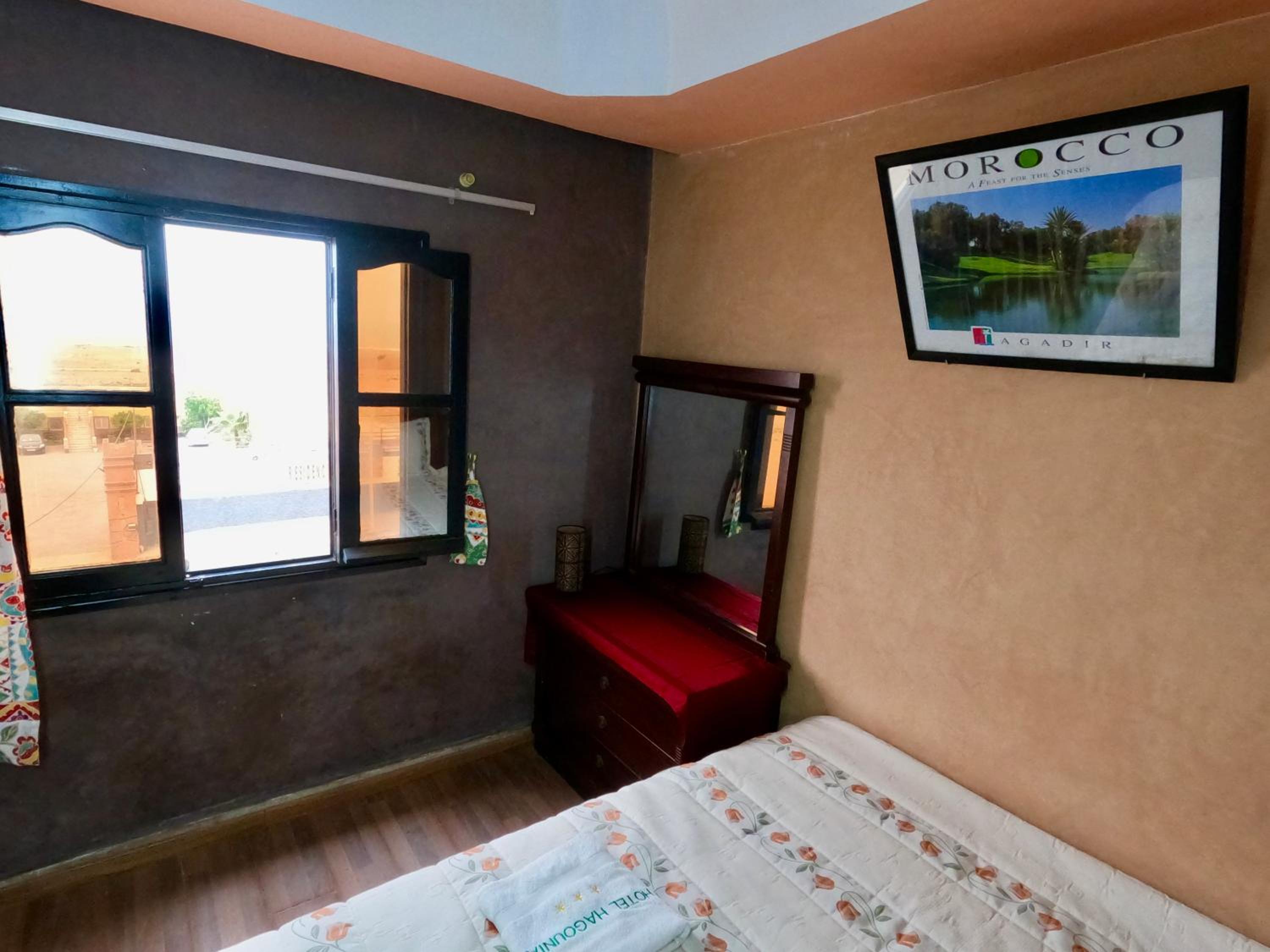 Deluxe Suite with Sea View - Photo 3