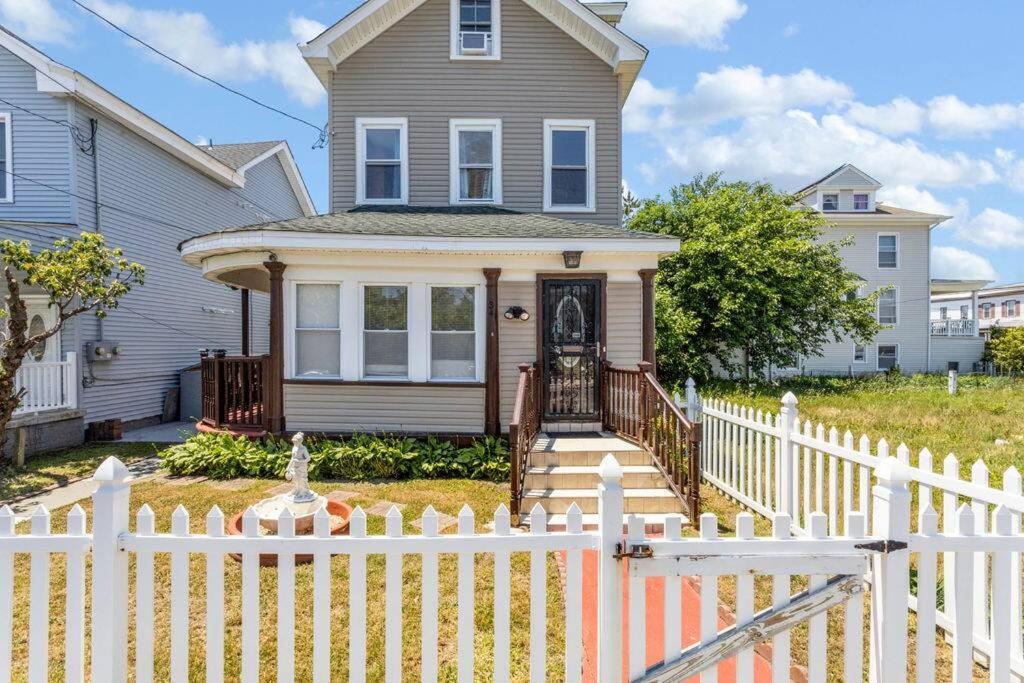 Five-Bedroom House photo 2