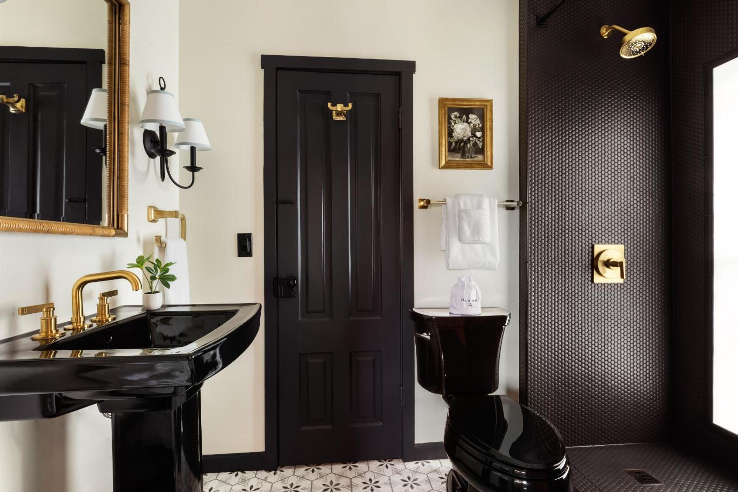 Deluxe Queen Suite - Photo 2