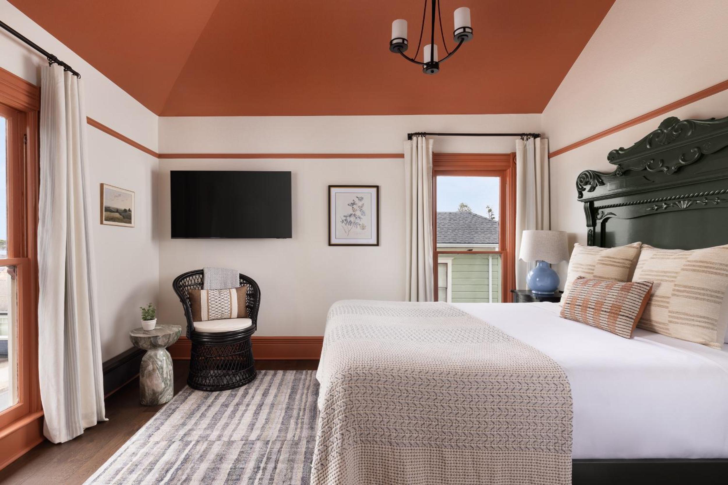 Deluxe Queen Suite - Photo 3