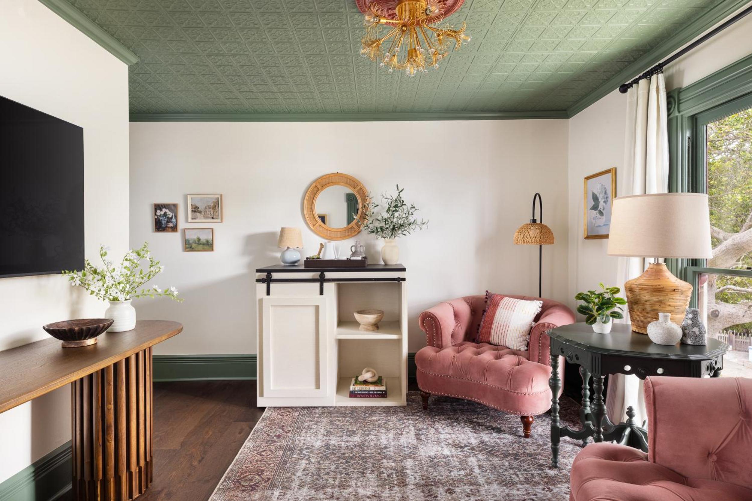Deluxe Queen Suite - Photo 1
