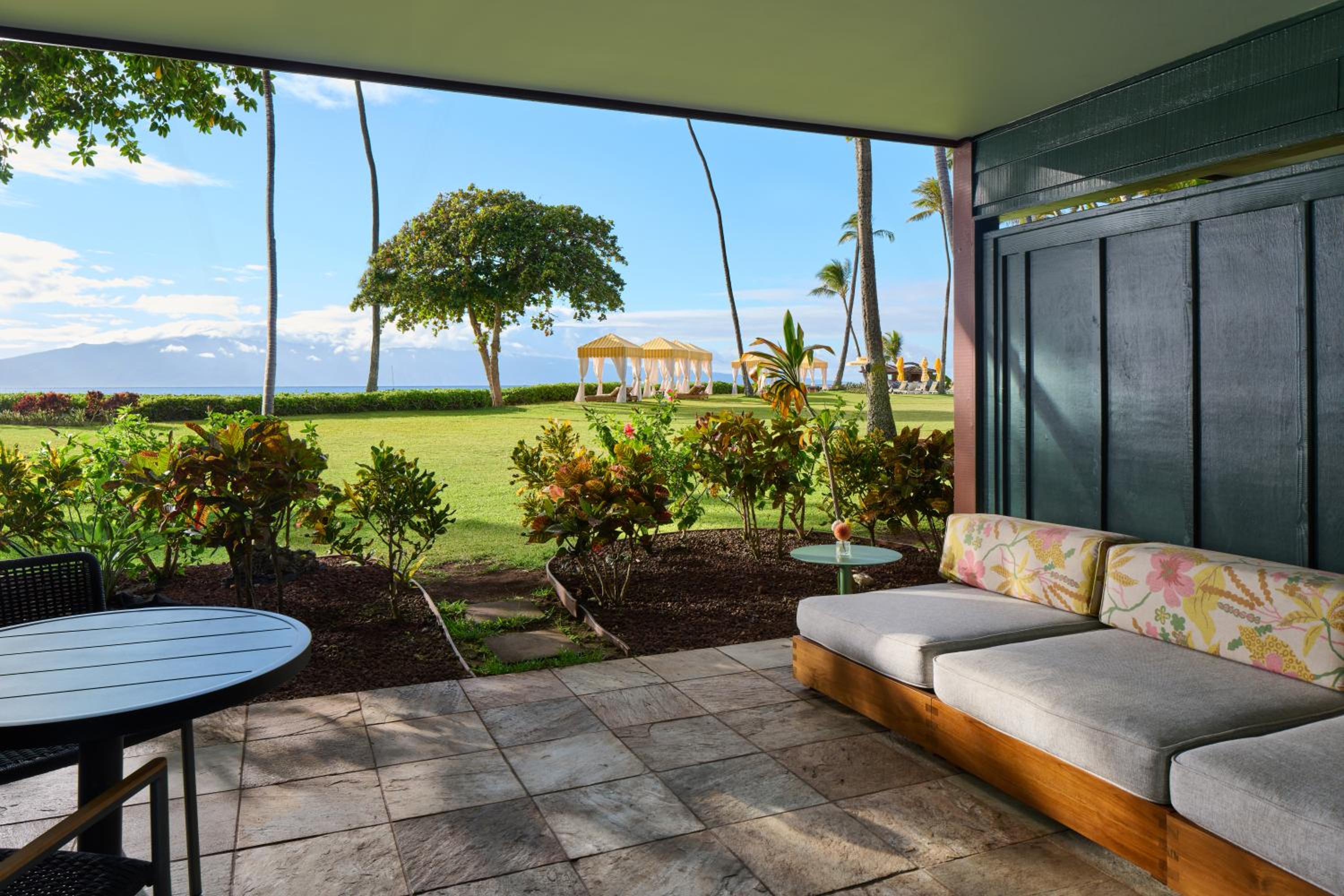 Bungalow Oceanfront King with Lanai thumbnail 5