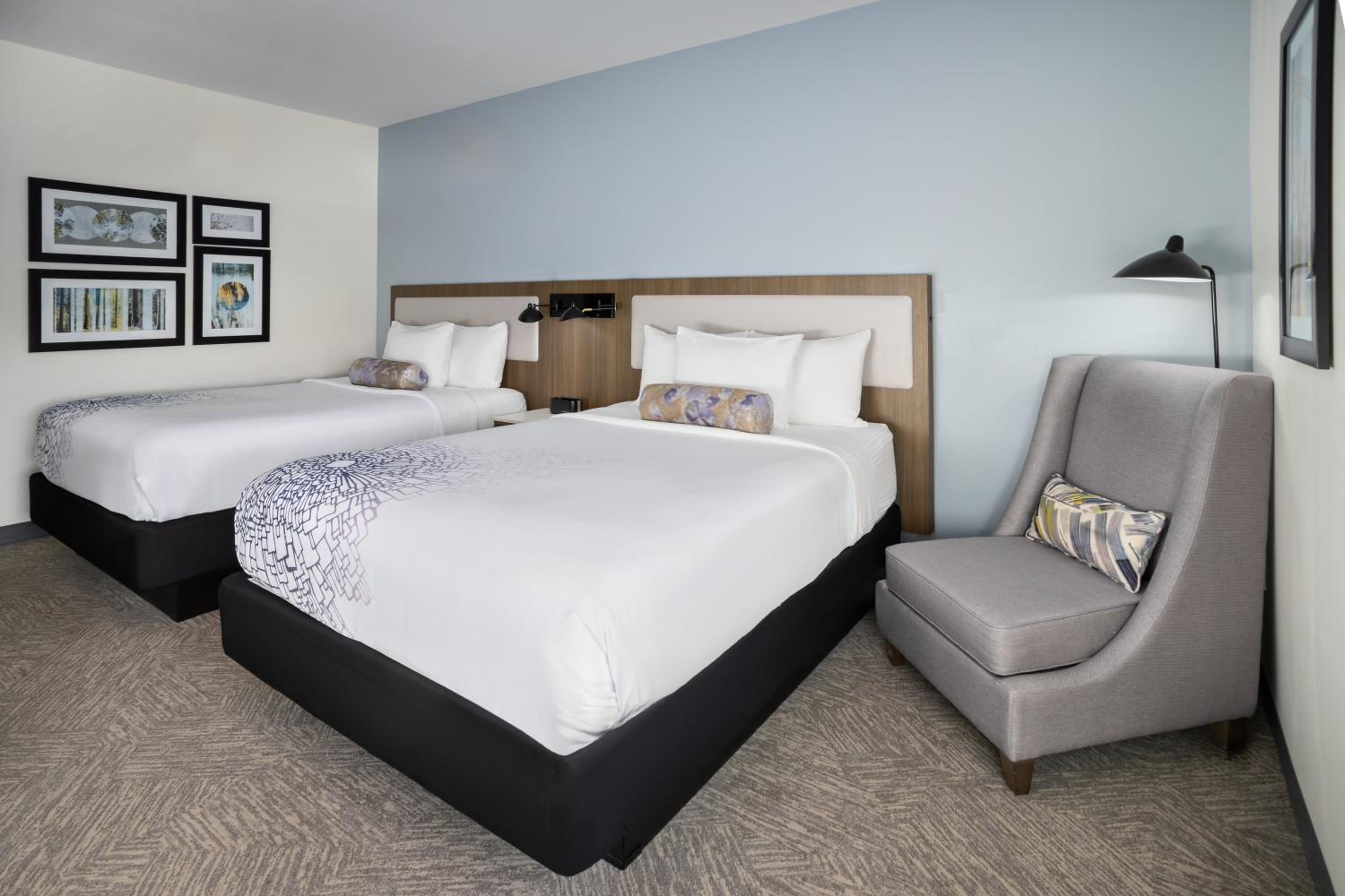Queen Room with Two Queen Beds - Non-Smoking - Photo 5
