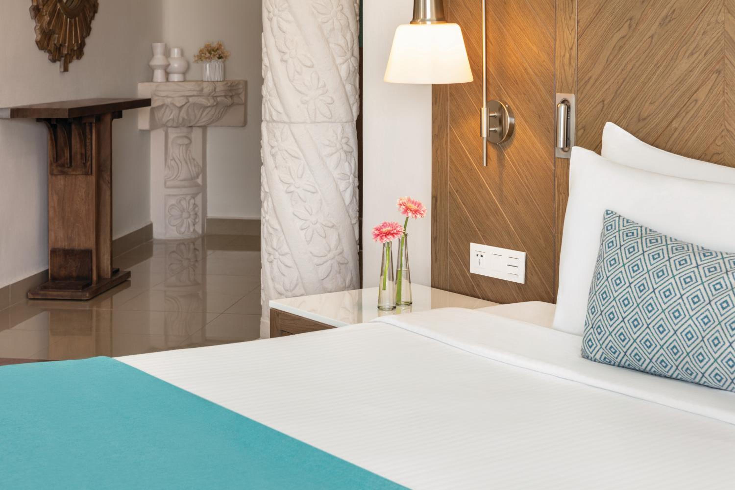 Junior Suite 1 King Bed, Oceanview  - Photo 11