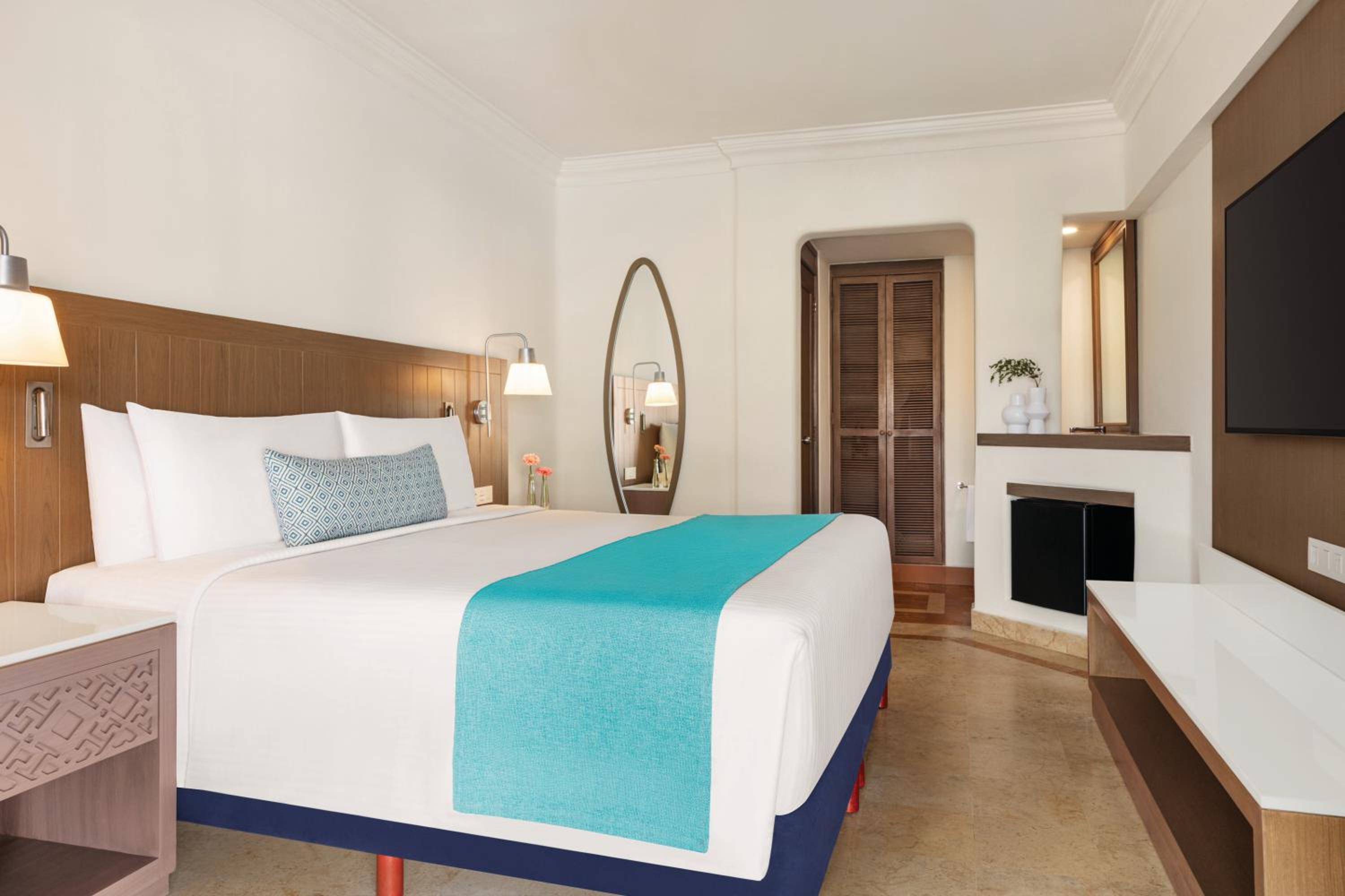 Standard 1 King Bed - Photo 1