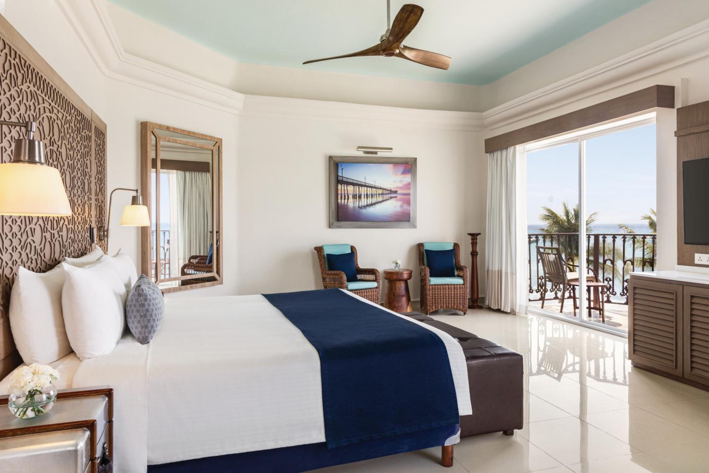 Master One Bedroom Premium Suite, 1 King Bed, Oceanfront  - Photo 1