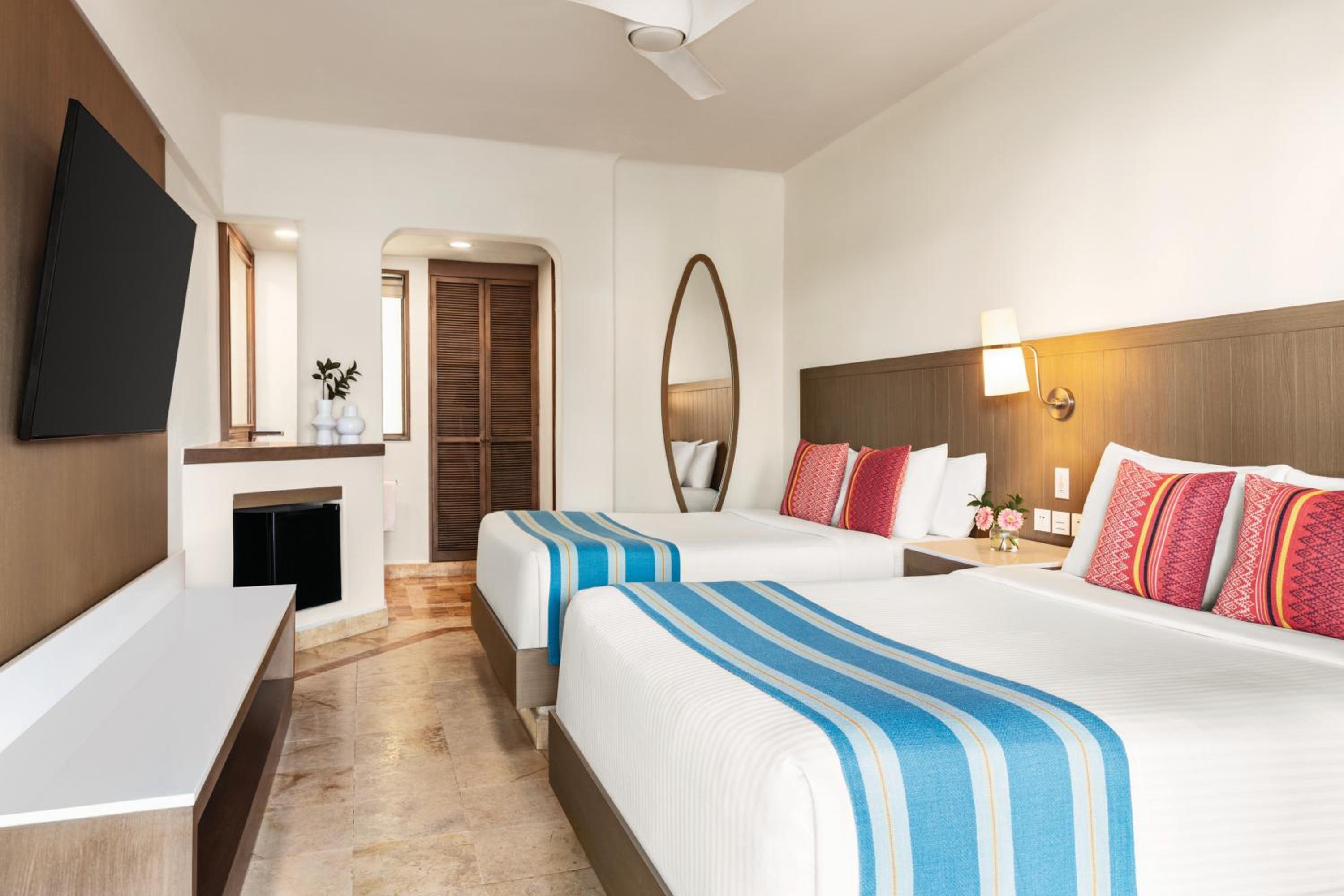 Standard Room with Two Double Beds - Photo 1