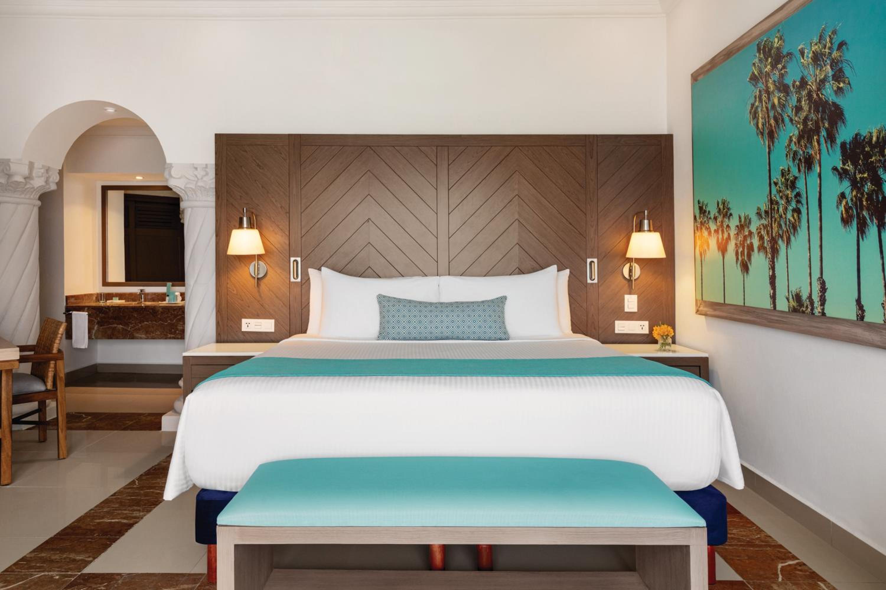 Master Suite One Bedroom, 1 King Bed, Oceanfront  - Photo 1