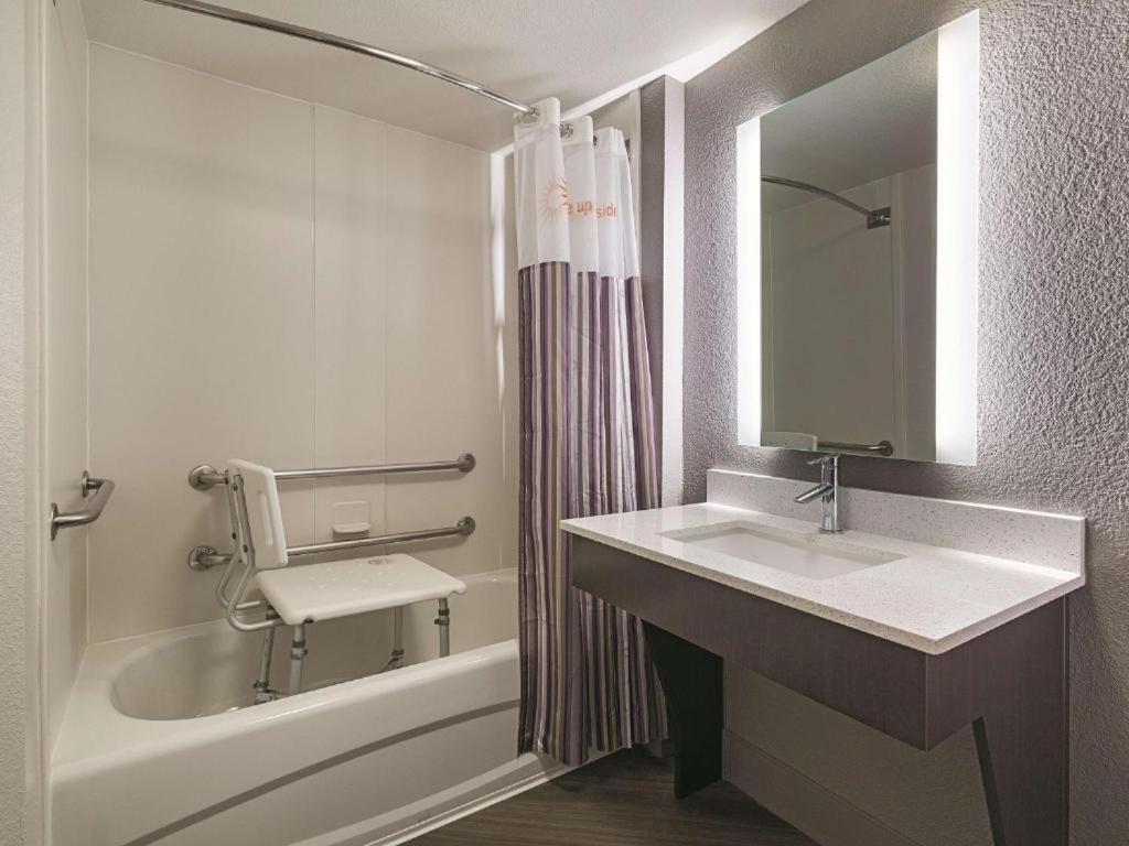 King Room with Bath Tub - Mobility Accessible/Non-Smoking - Photo 3