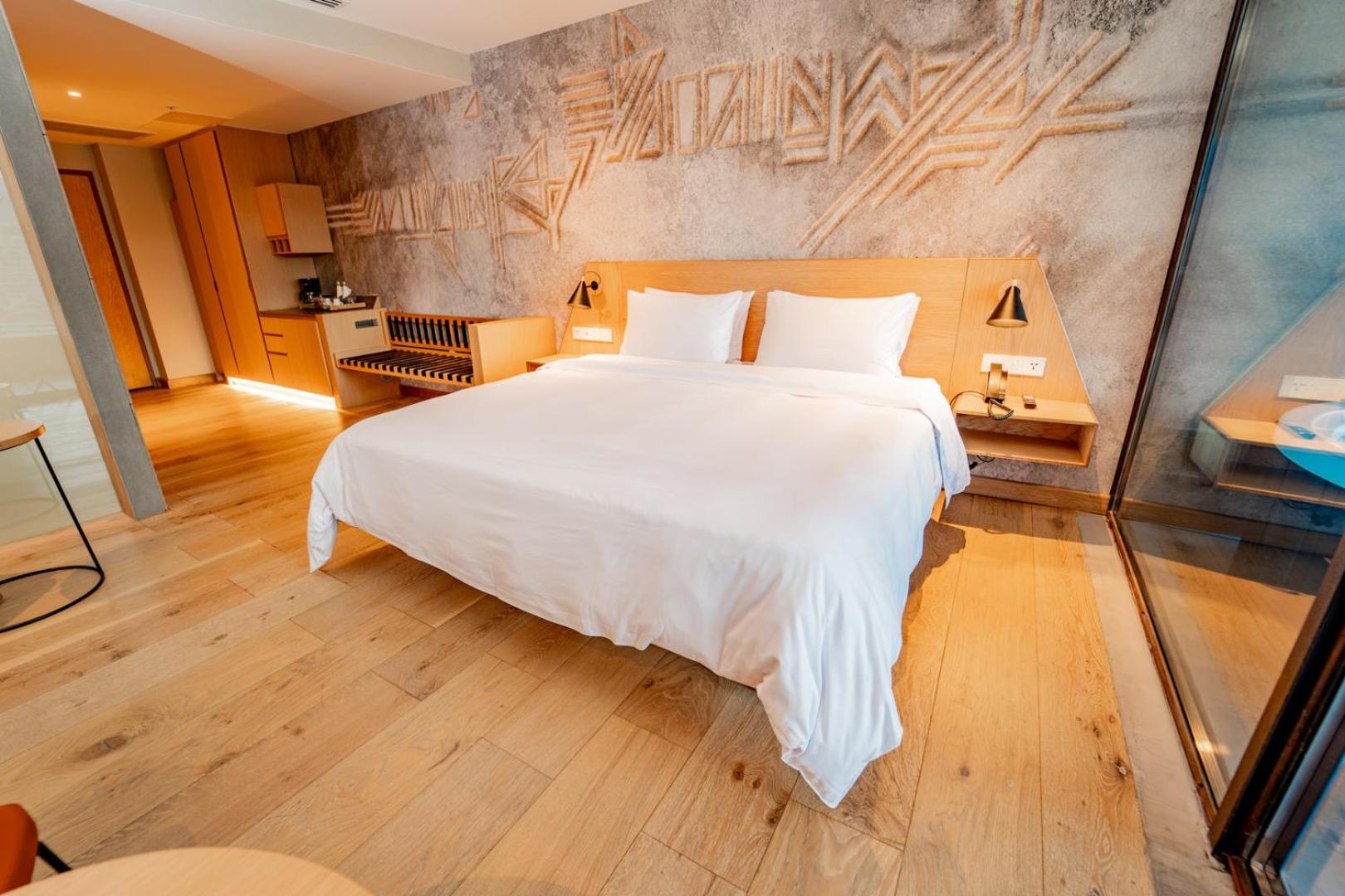 King Suite with Spa Bath - Photo 8