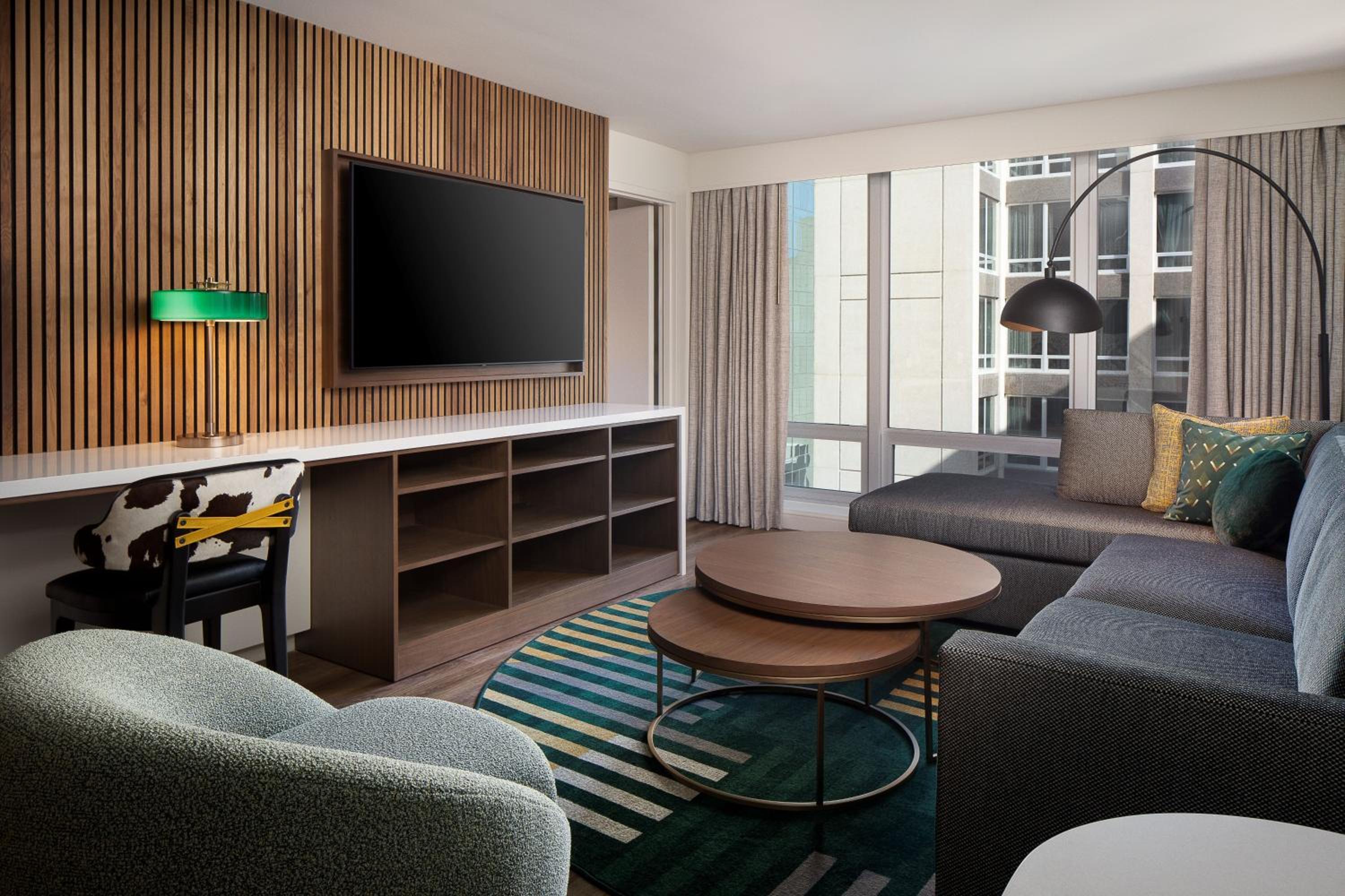 Junior King Suite with Sofa Bed - Photo 9
