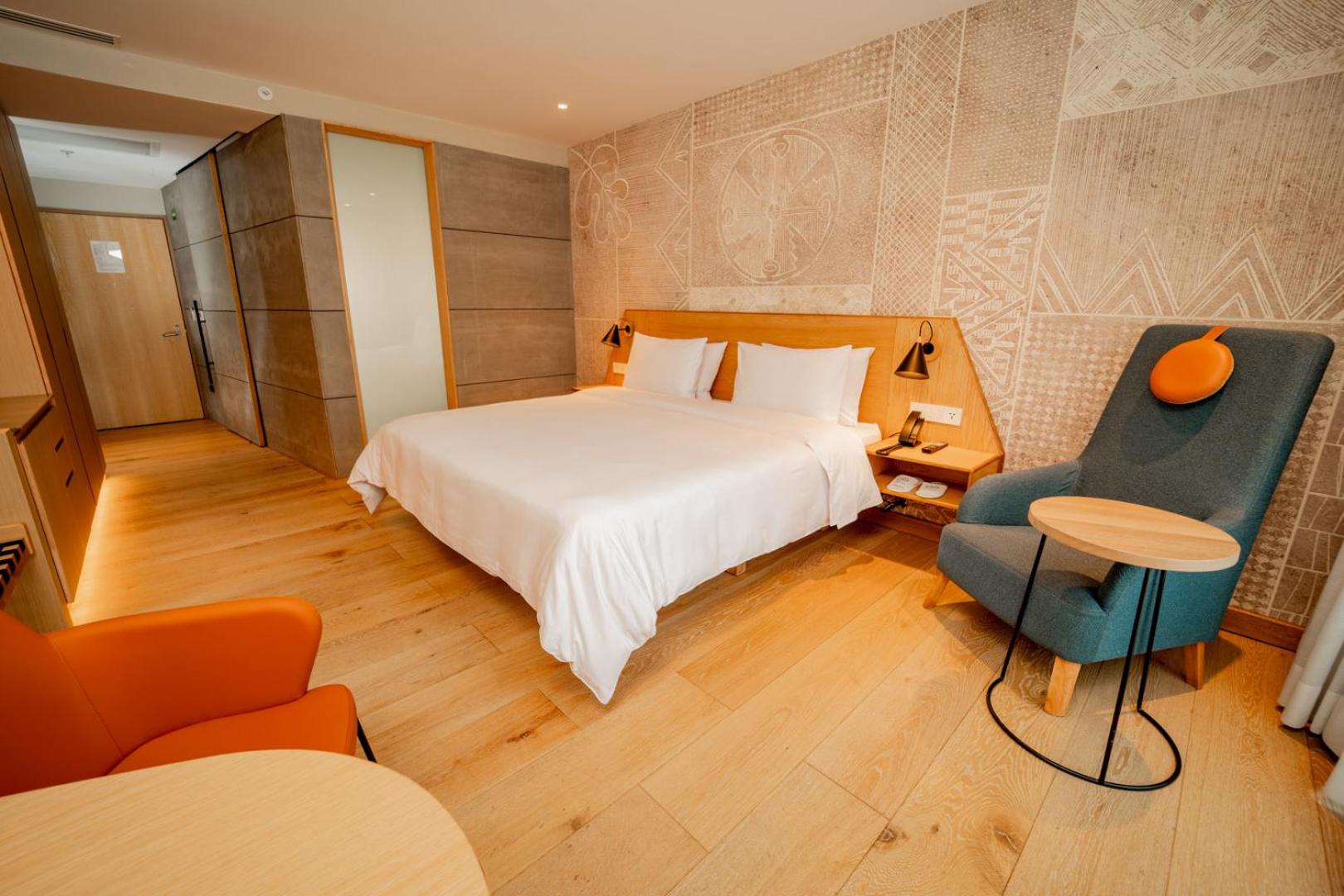 King Suite with Spa Bath - Photo 7