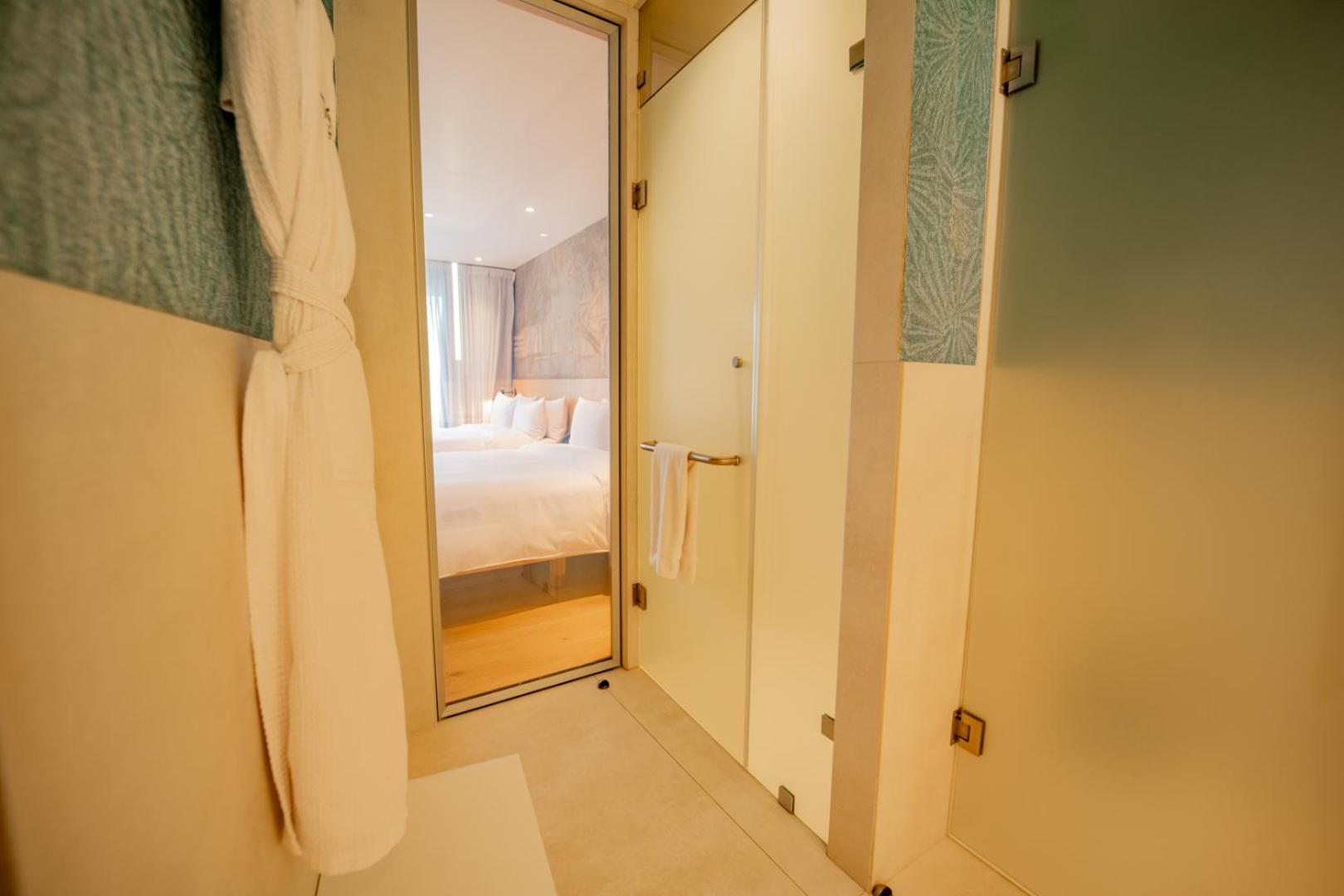Suite with Hot Tub - Photo 14