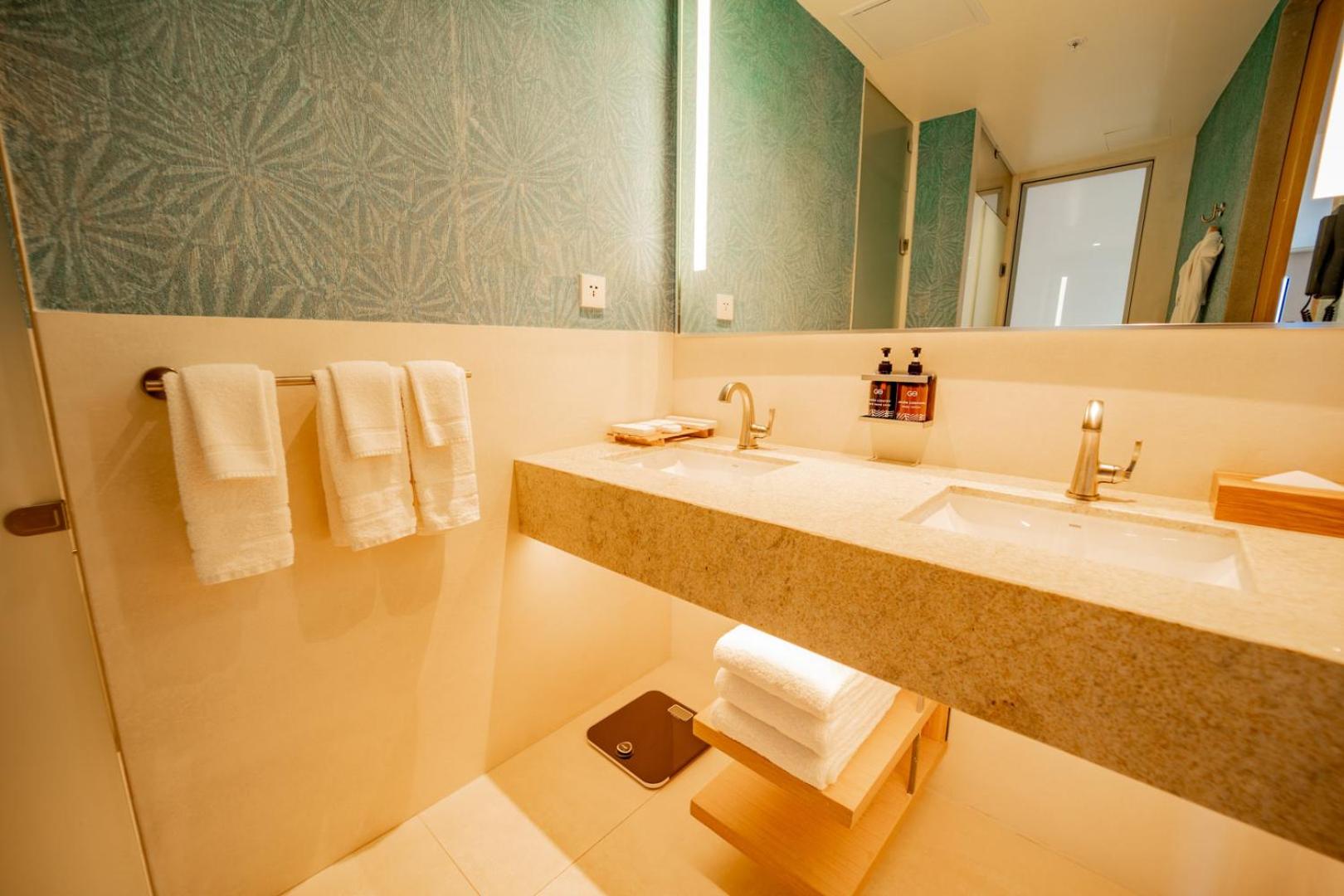 Suite with Hot Tub - Photo 12