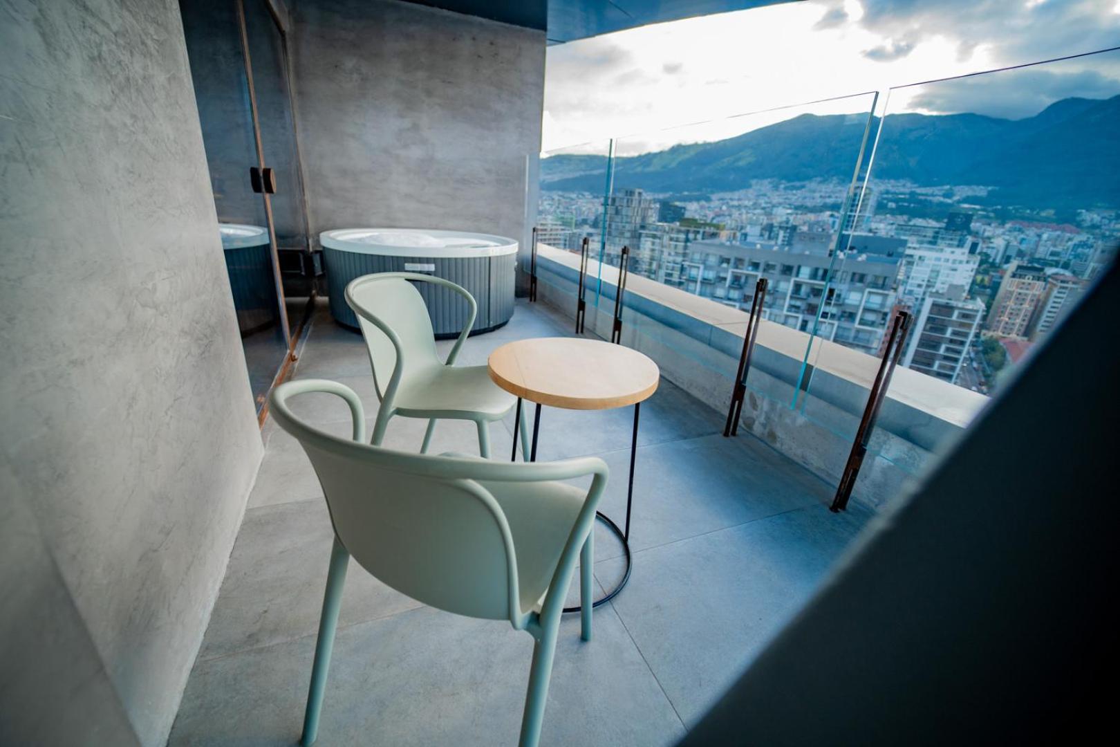 Suite with Hot Tub - Photo 2