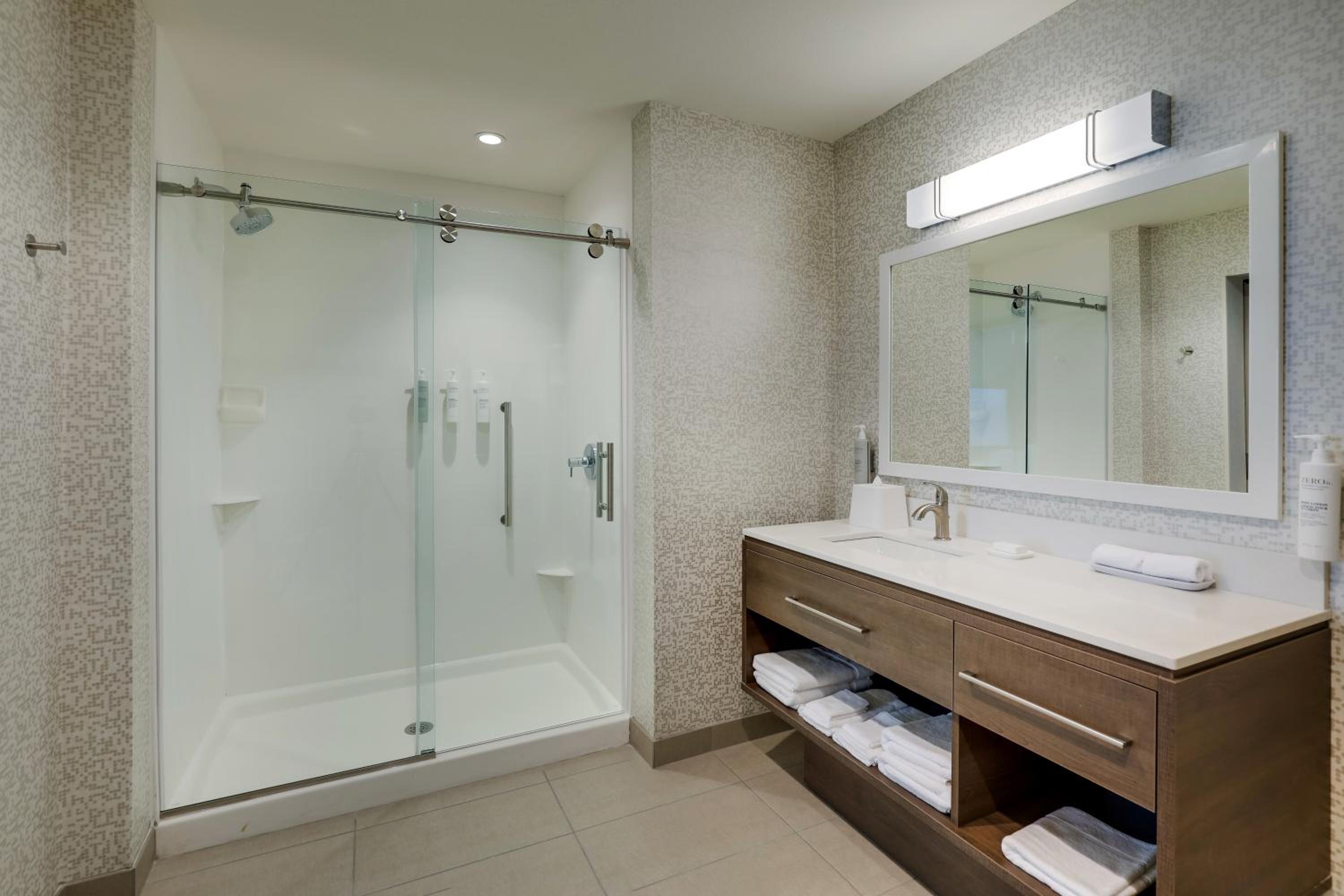 One-Bedroom King Suite with Roll-in Shower - Mobility Accessible - Photo 18