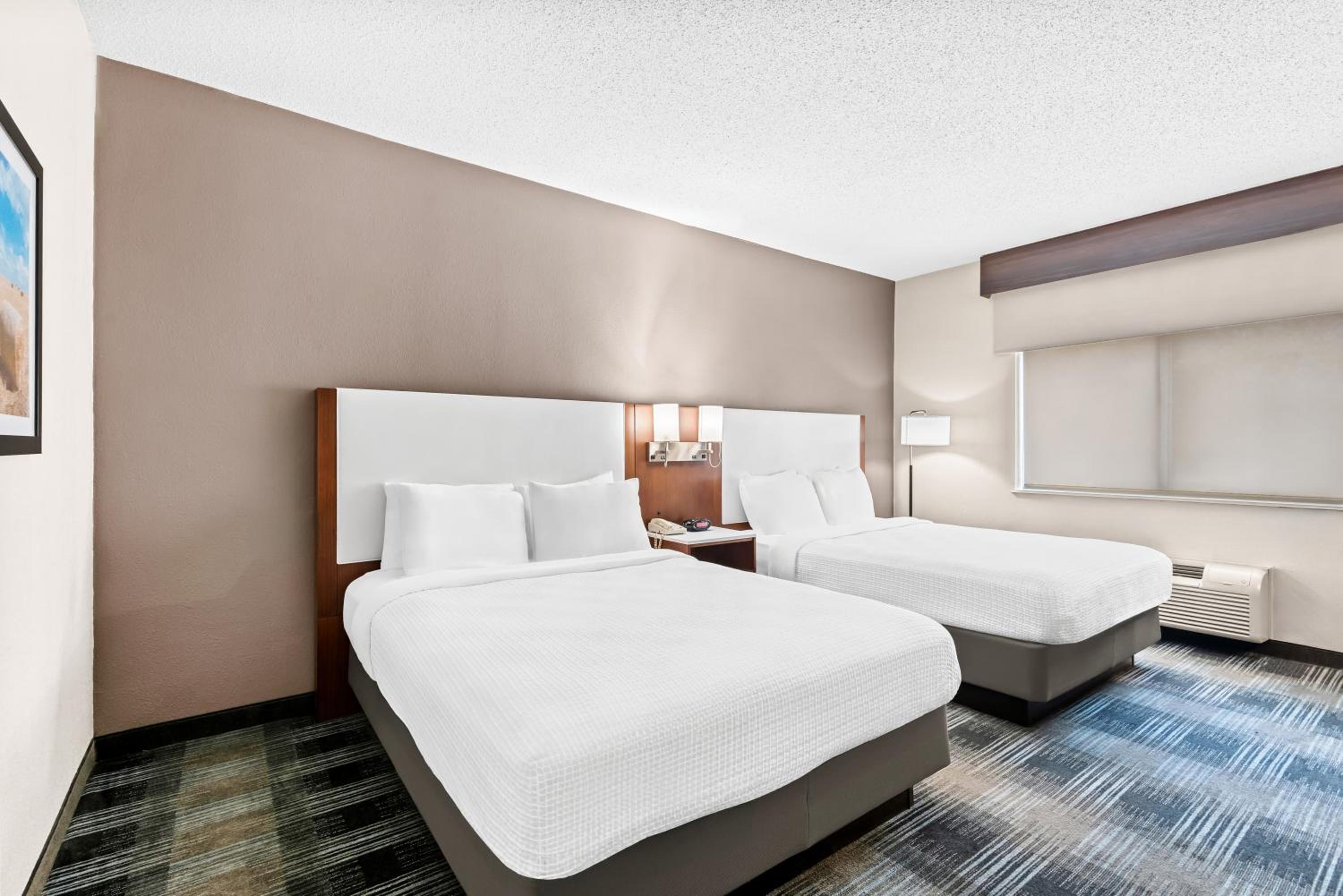 Queen Room with Two Queen Beds - Photo 5