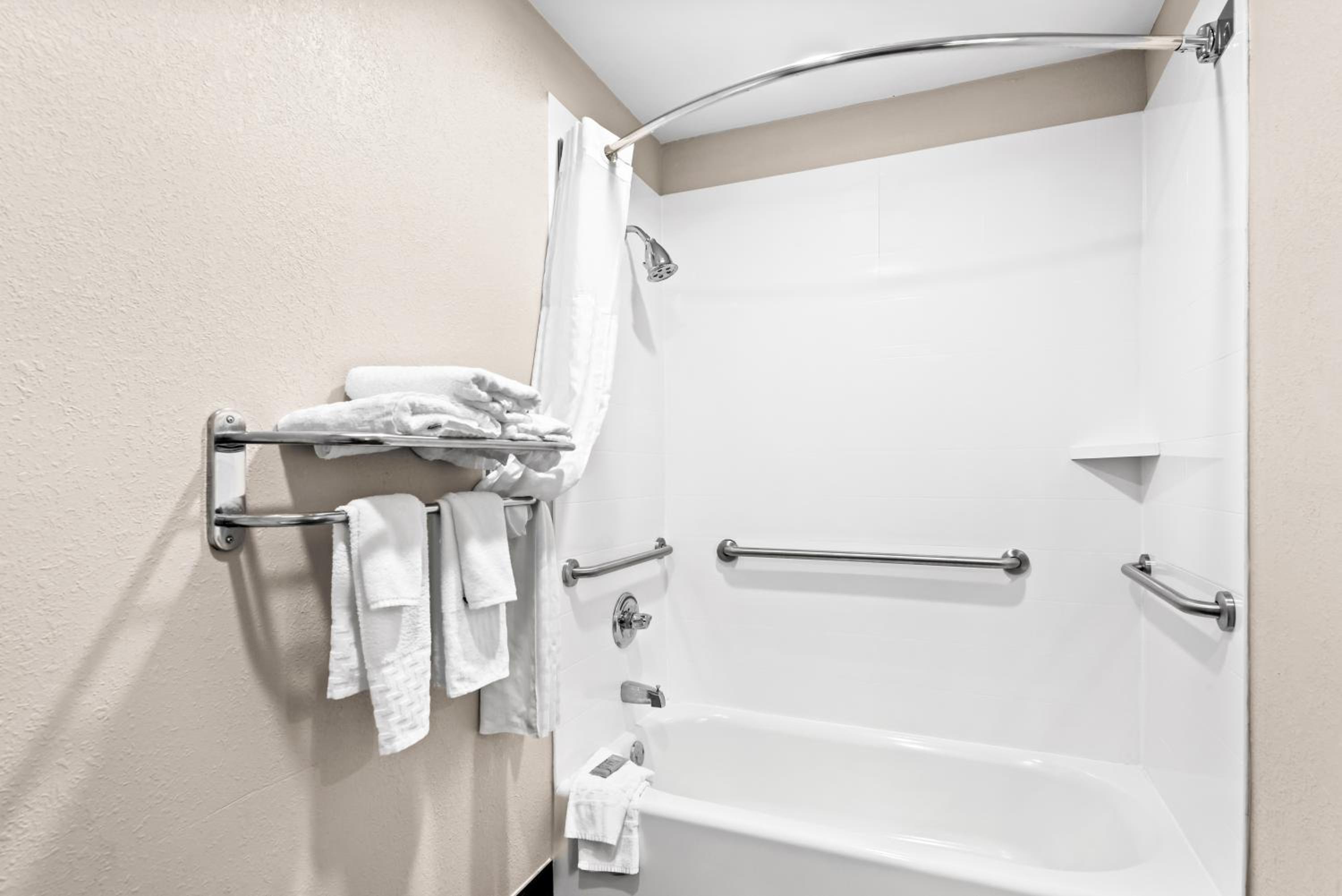 King Room - Mobility Accessible  - Photo 4