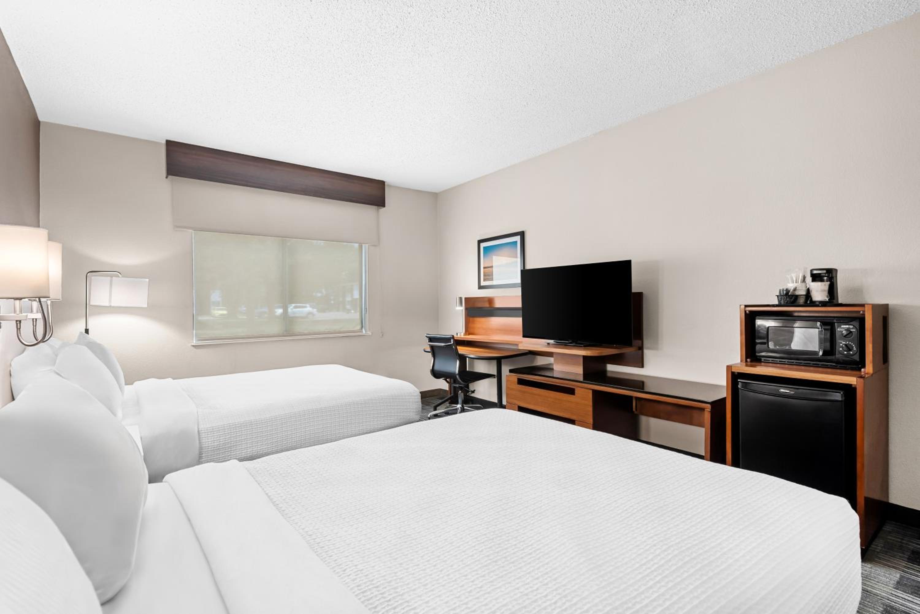 Queen Room with Two Queen Beds - Photo 4