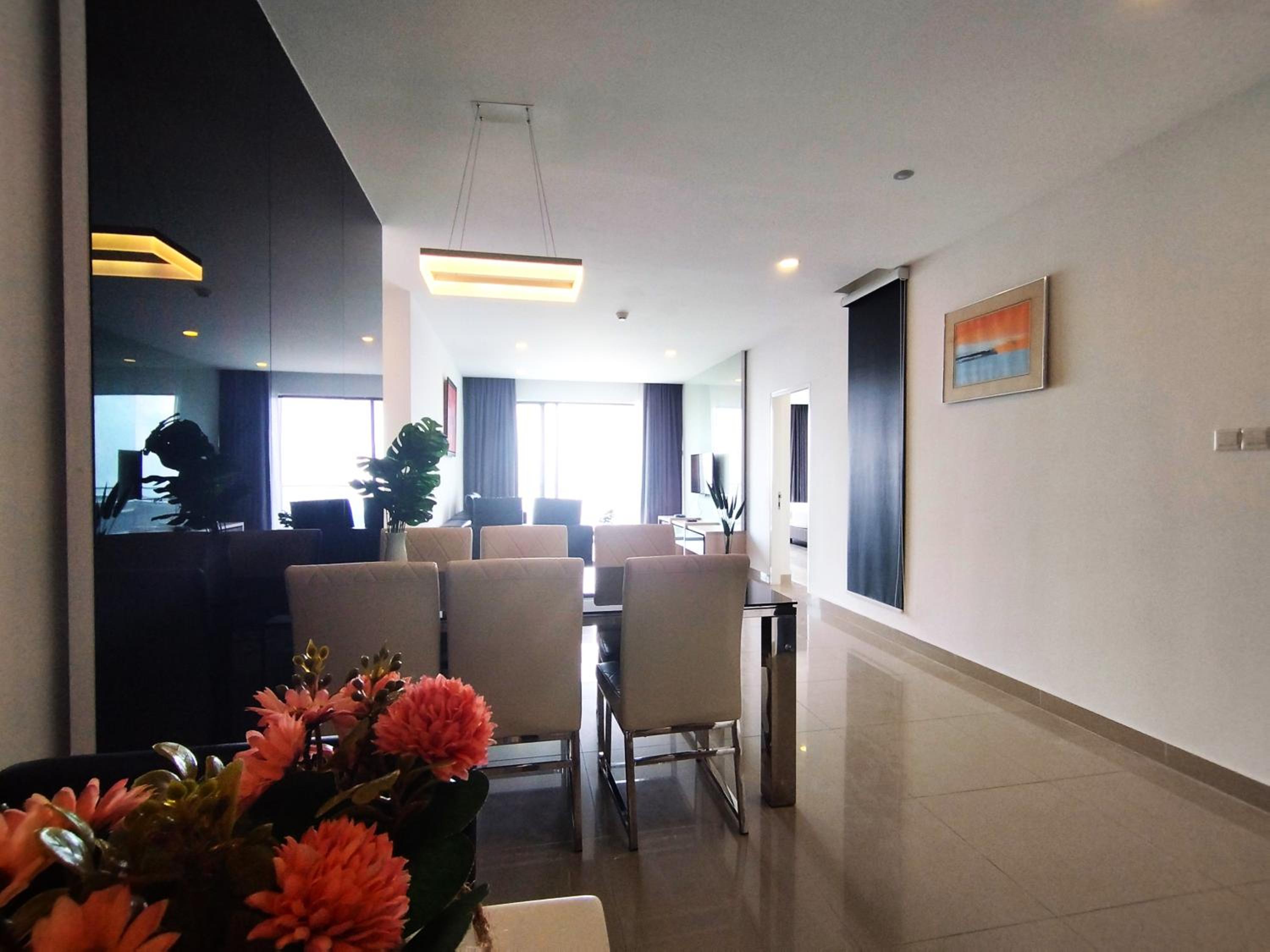 Three-Bedroom Apartment with Mountain View photo 2