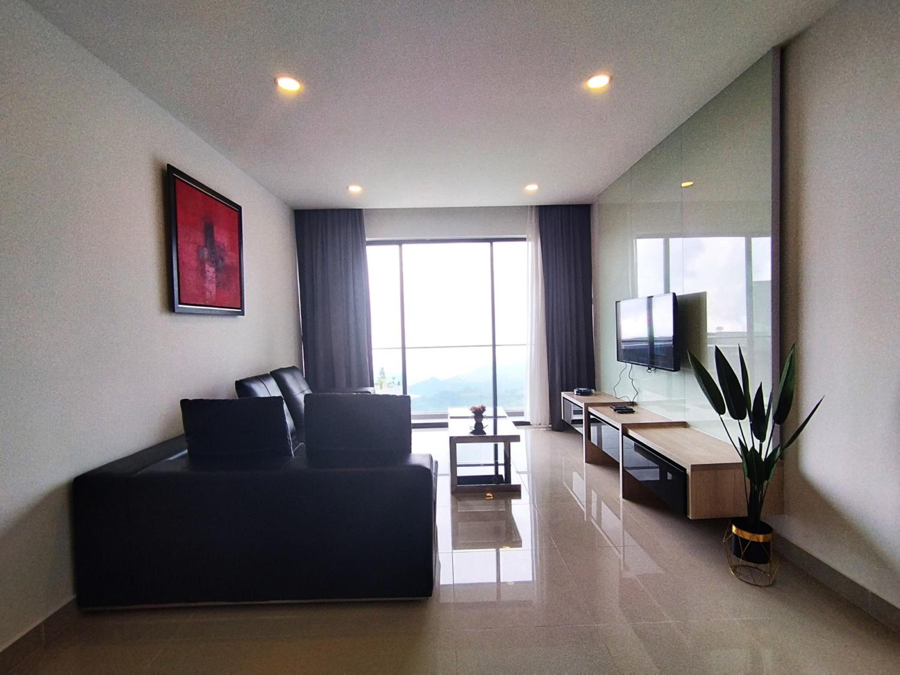 Three-Bedroom Apartment with Mountain View photo 3