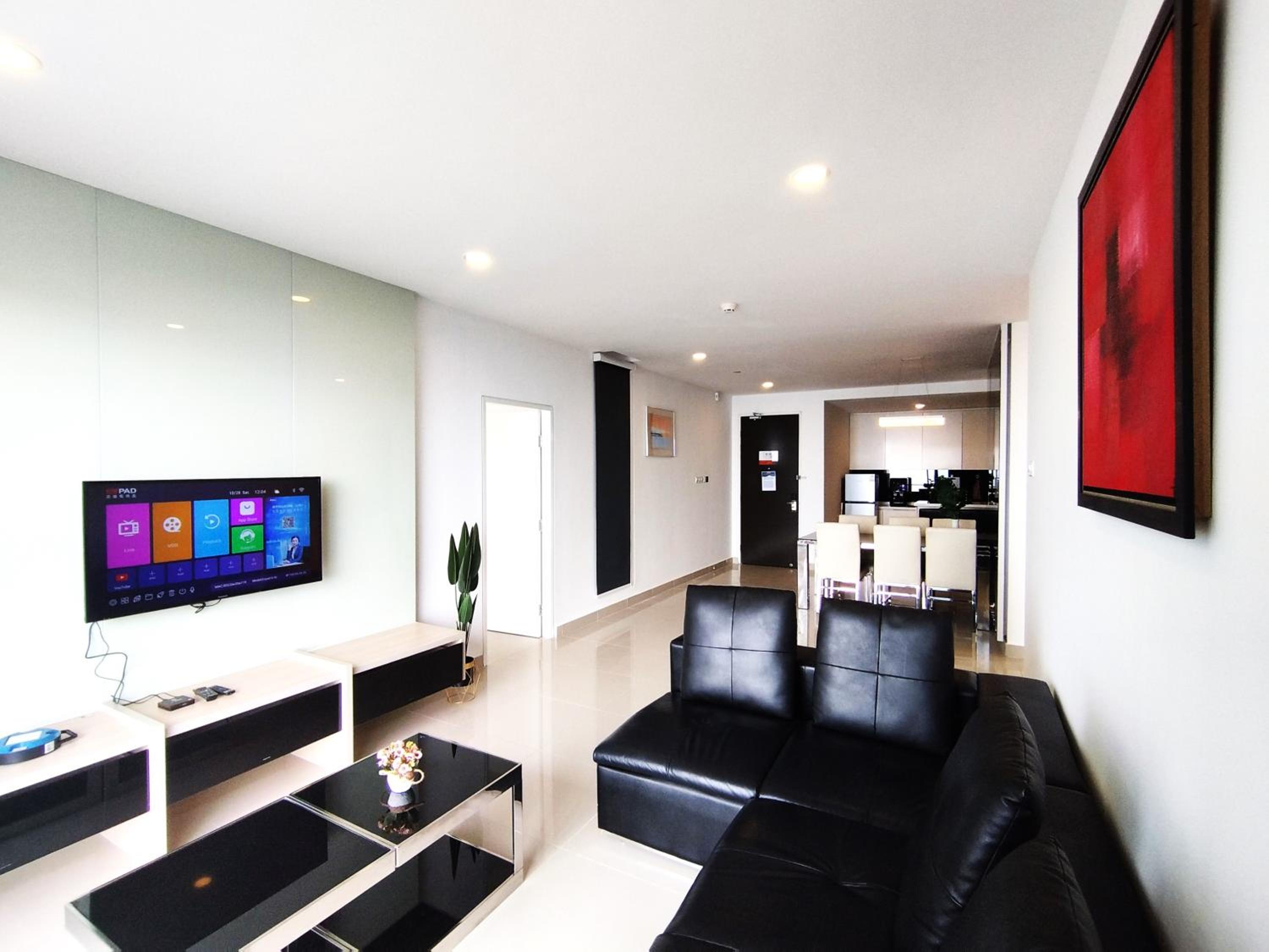 Three-Bedroom Apartment with Mountain View photo 1