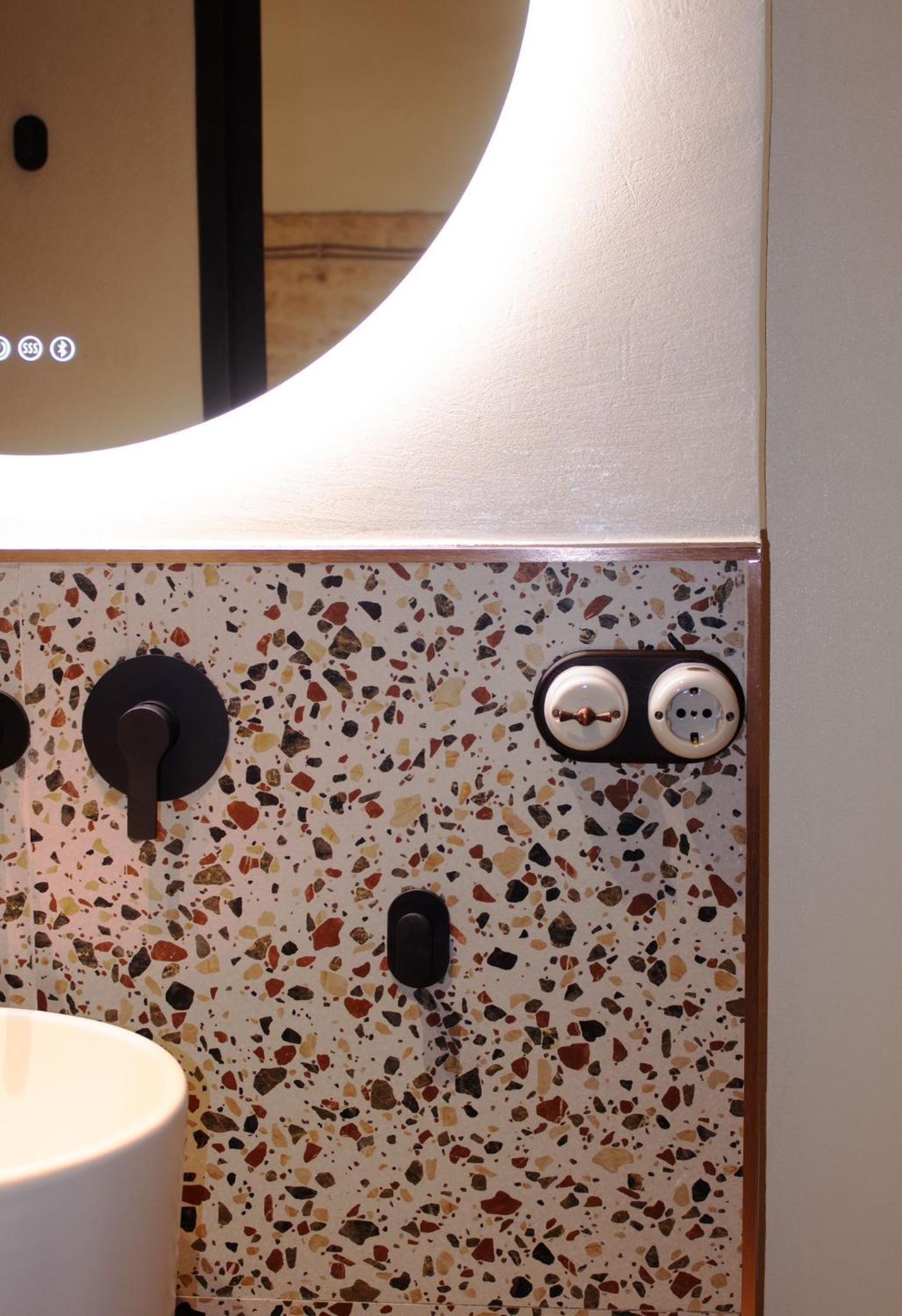 Deluxe Family Suite - Photo 14