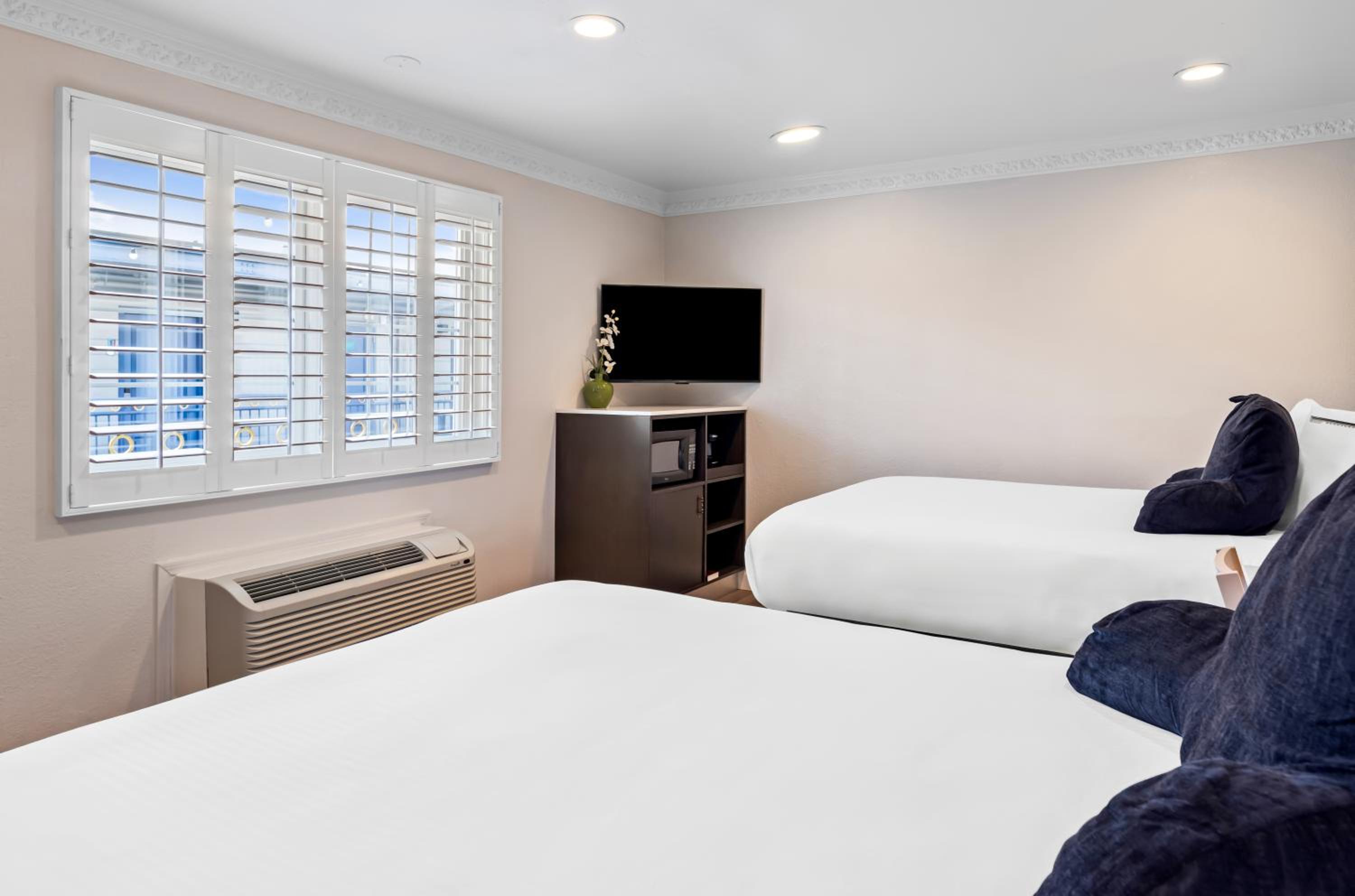 Double Room with Two Double Beds - Non-Smoking - Photo 3