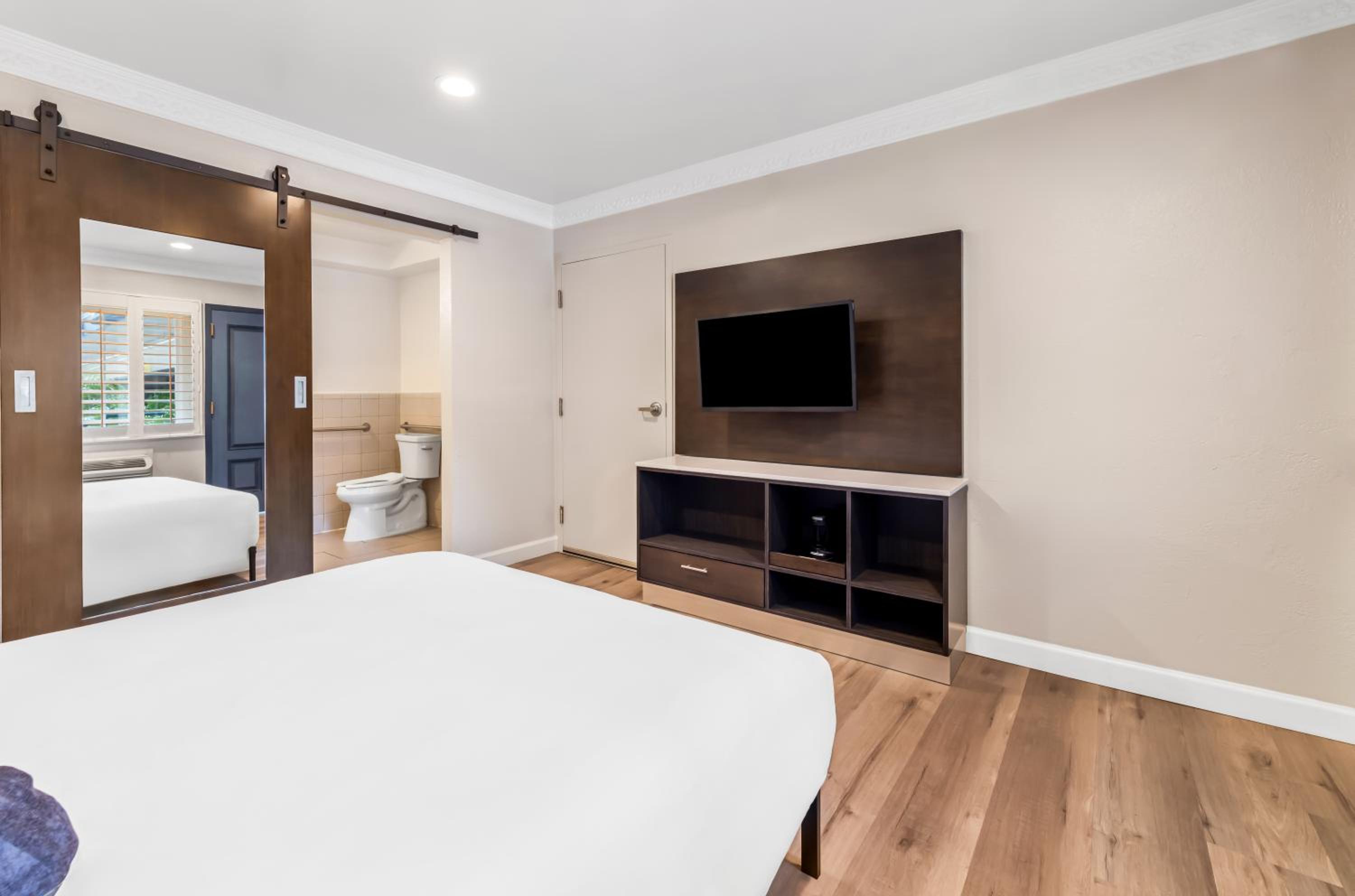 Queen Room - Disability Access - Photo 1