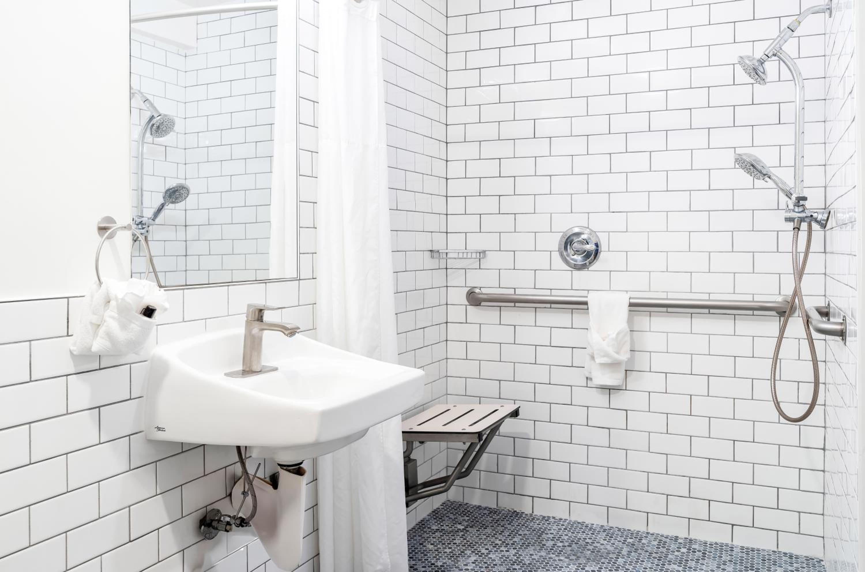 Queen Room - Disability Access - Photo 2