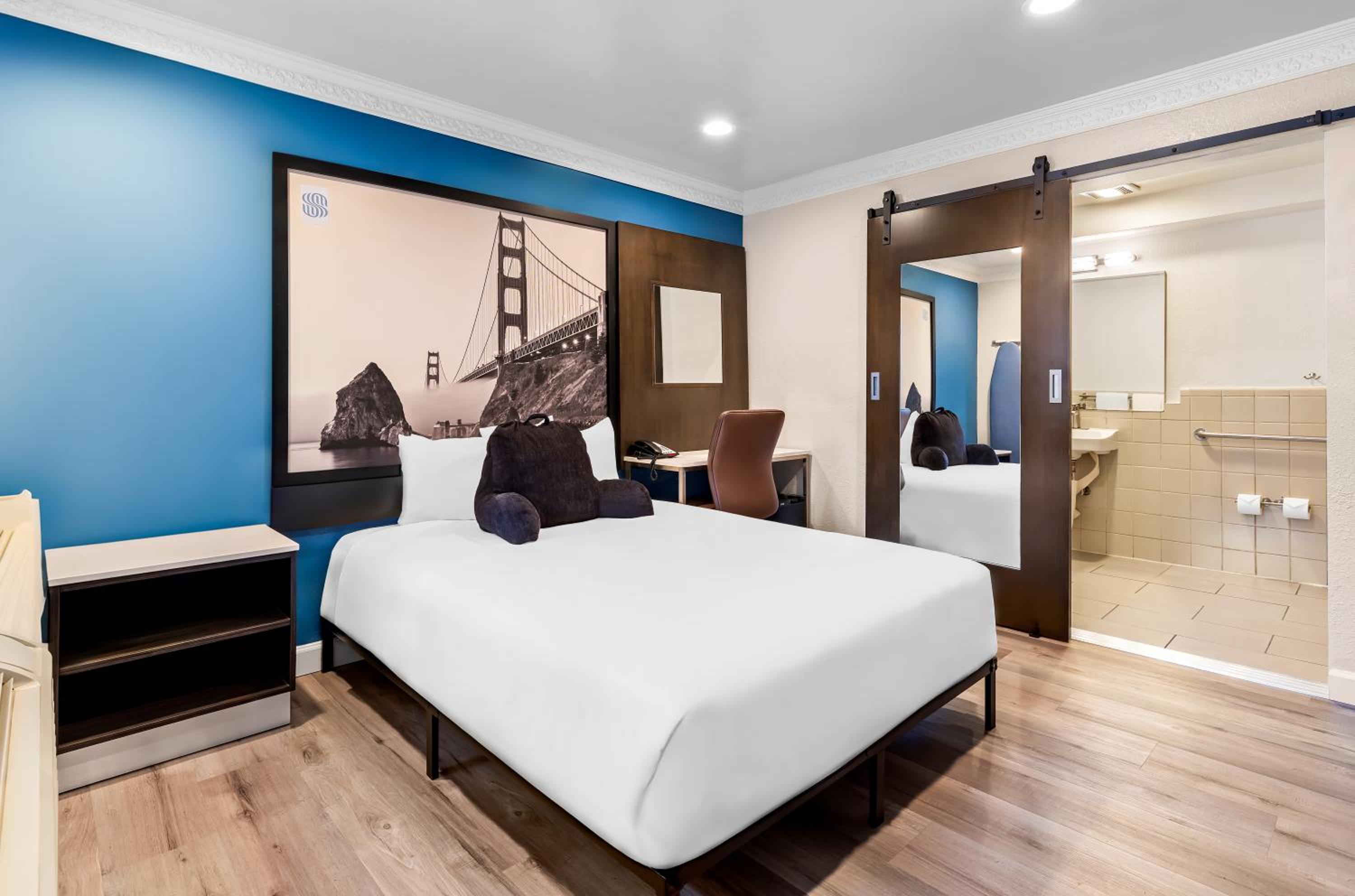Queen Room - Disability Access - Photo 3