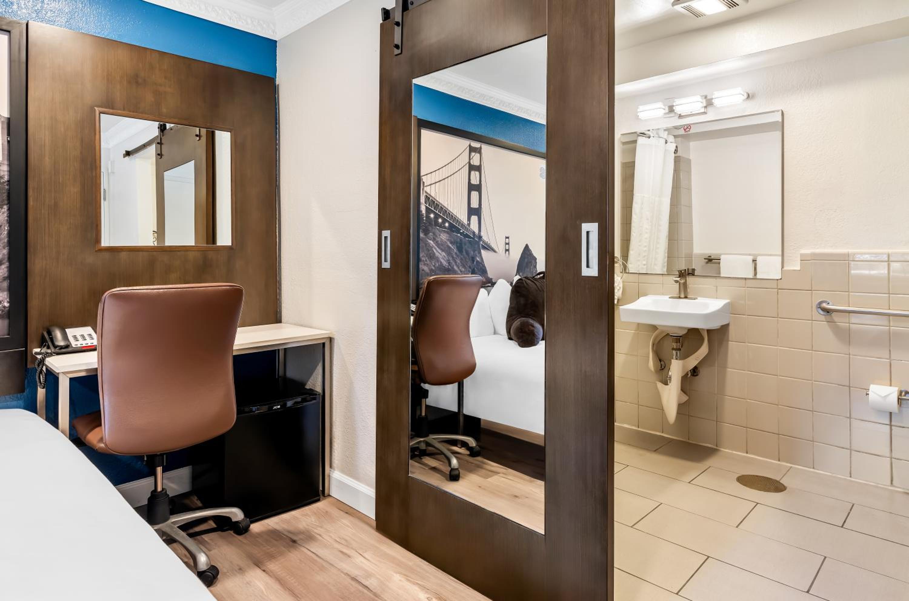 Queen Room - Disability Access - Photo 5