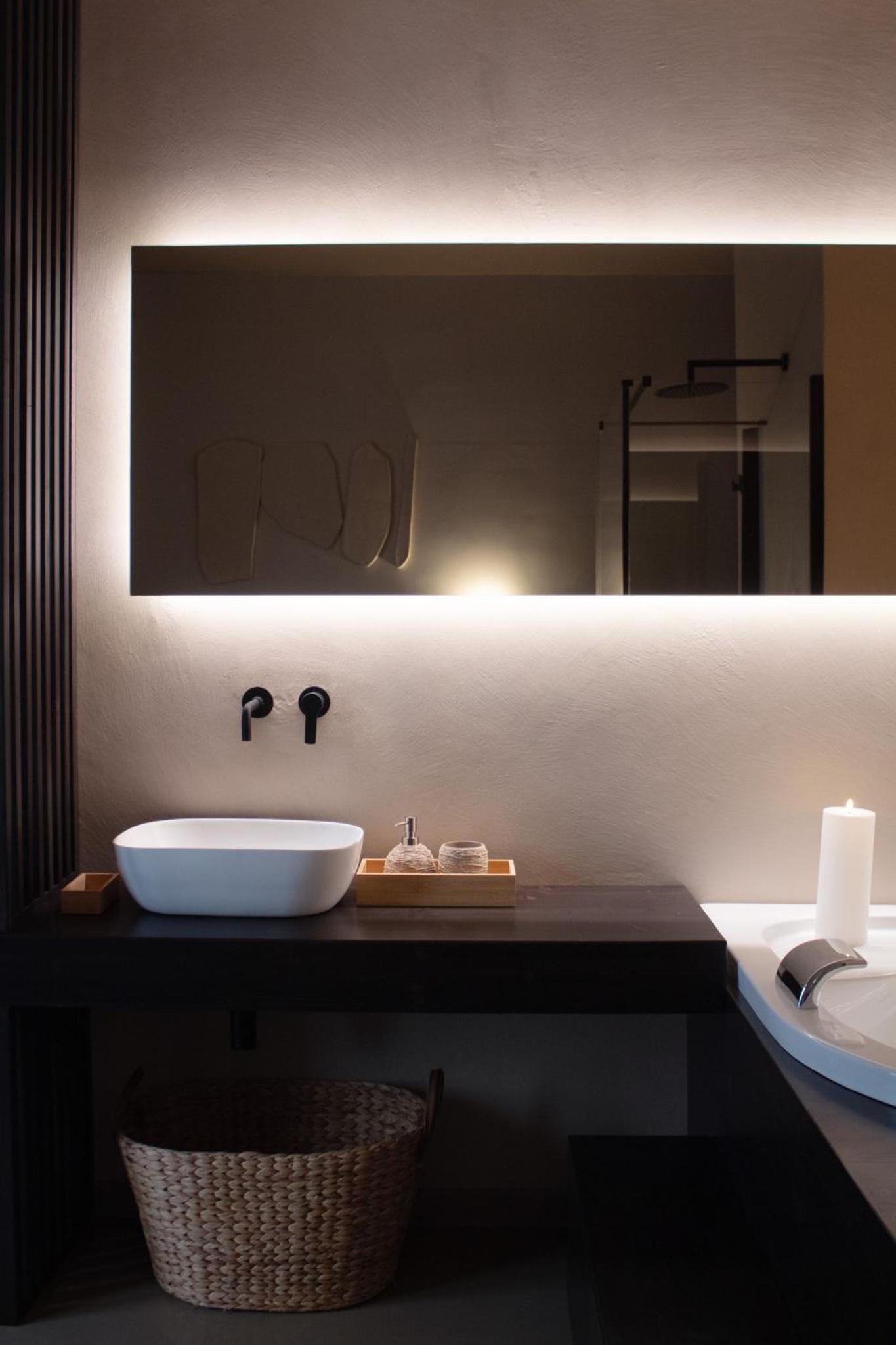 Deluxe Double Room with Bath - Photo 8