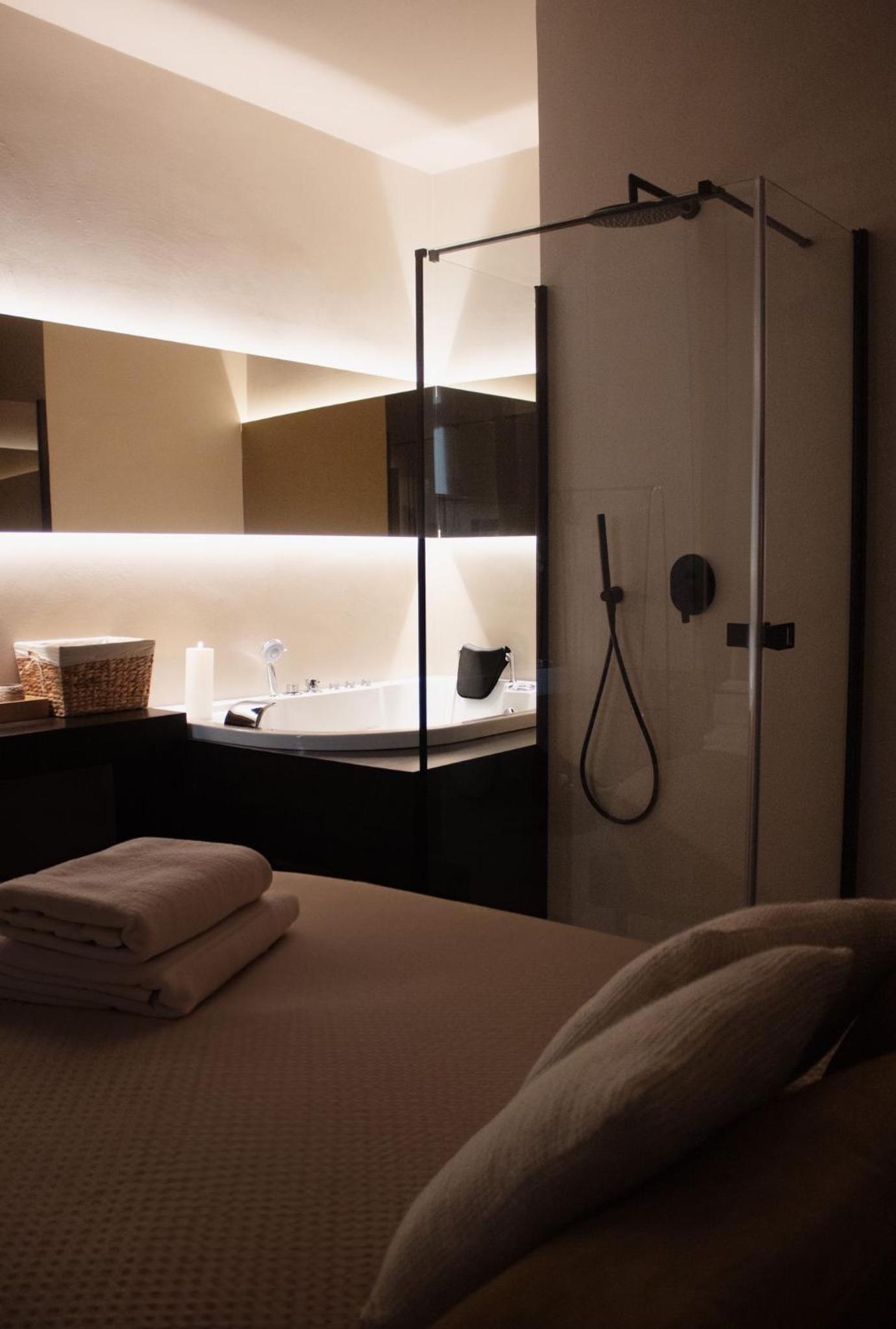 Deluxe Double Room with Bath - Photo 2