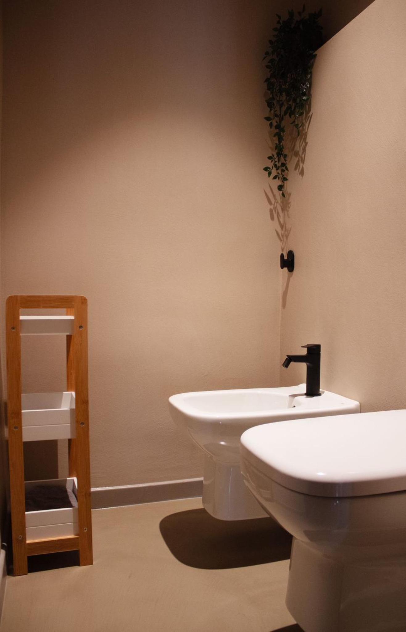 Deluxe Double Room with Bath - Photo 6