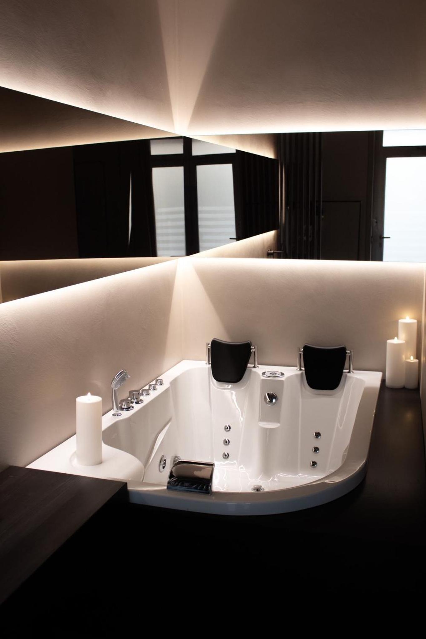 Deluxe Double Room with Bath - Photo 5