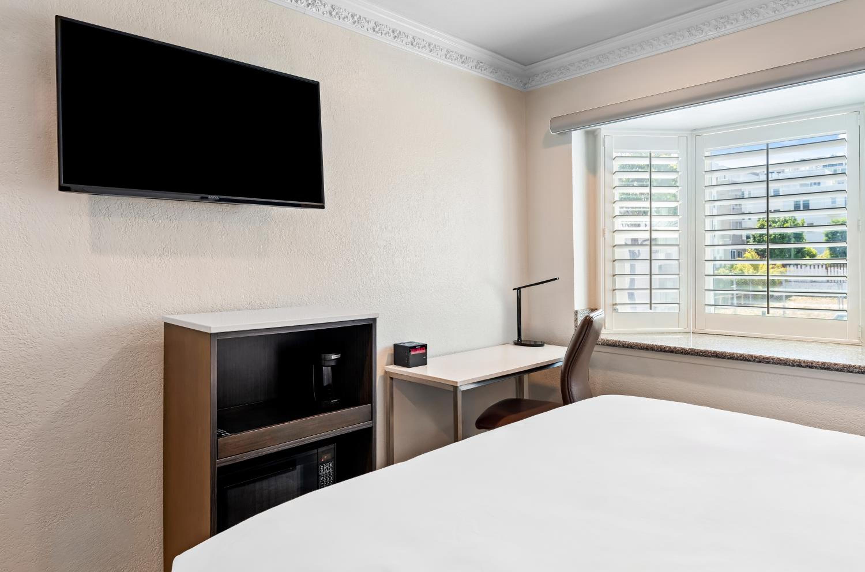 King Room - Non-Smoking - Photo 2