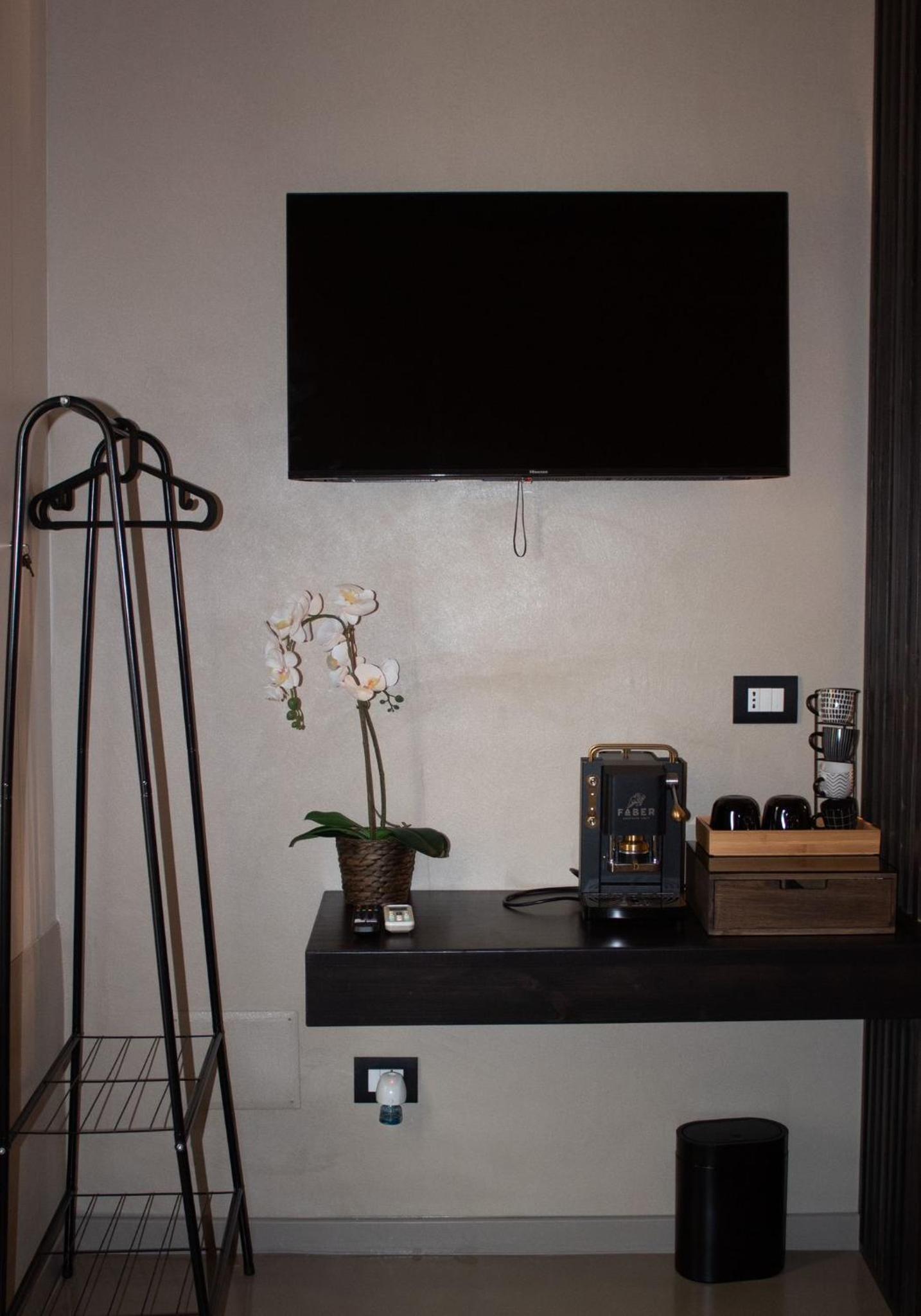 Deluxe Double Room with Bath - Photo 4