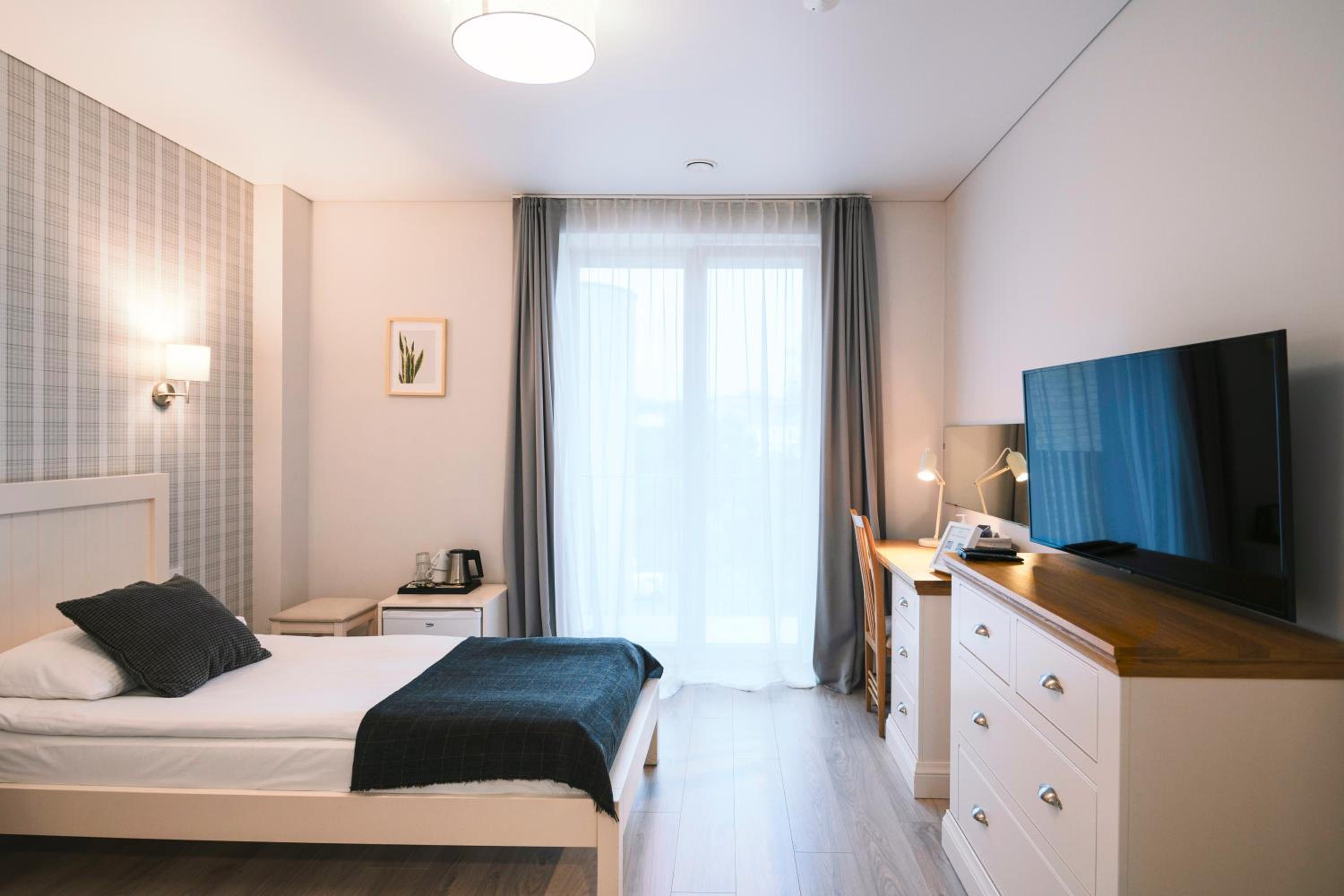 Medium Deluxe Room - Twin Beds (Private External Bathroom)
