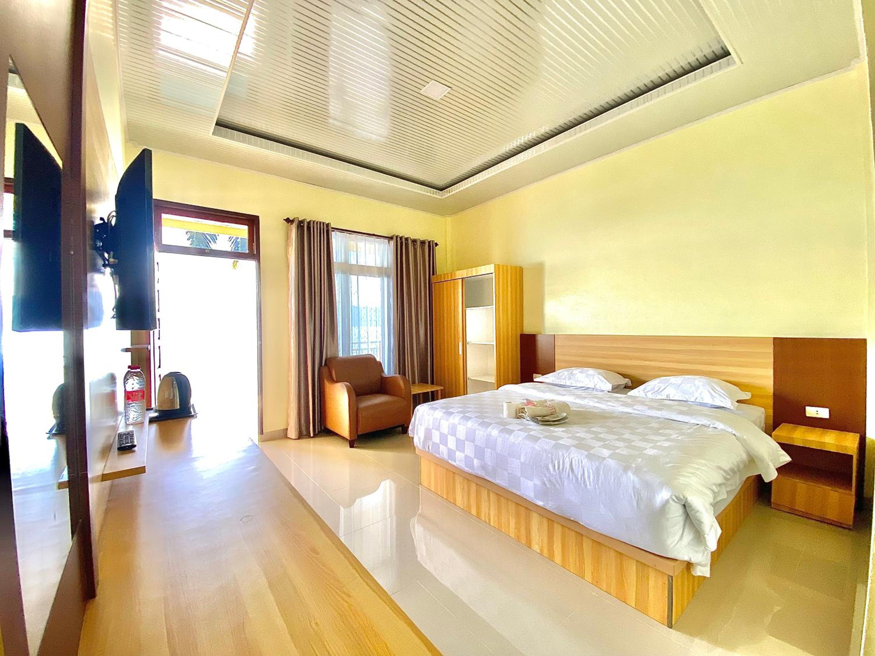 Deluxe Double Room with Lake View - Photo 5