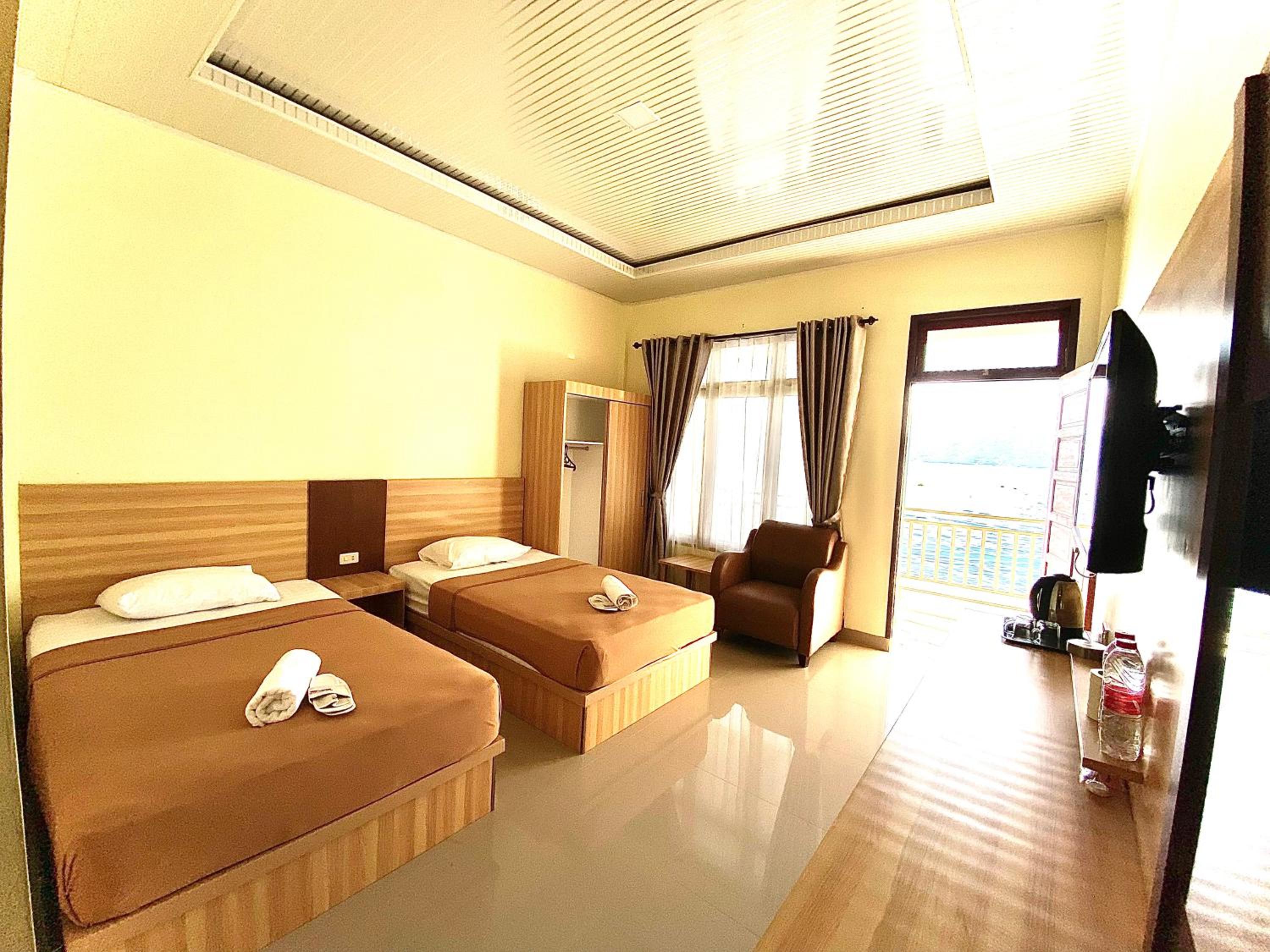 Deluxe Double Room with Lake View - Photo 4