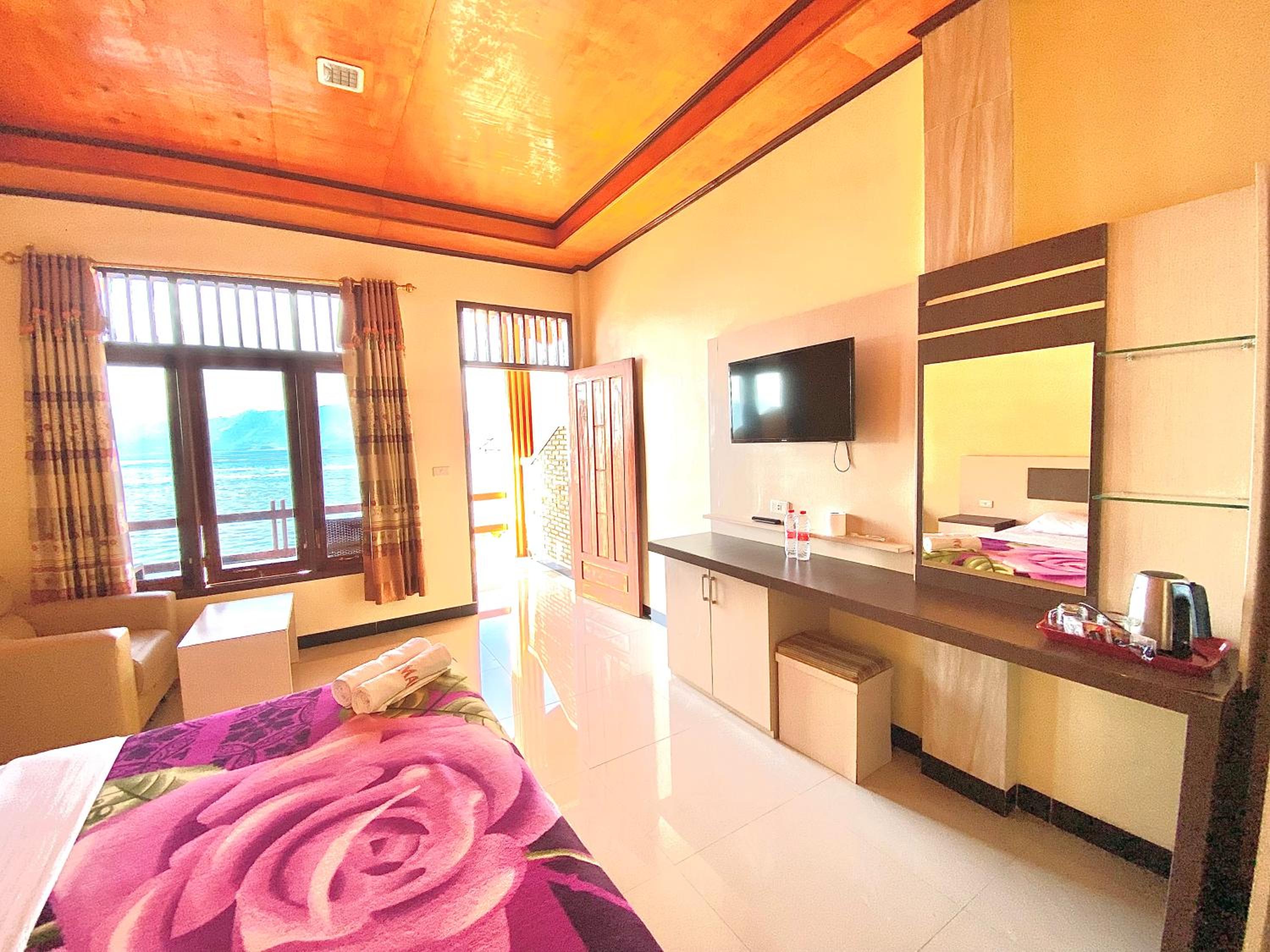 Deluxe Double Room with Lake View - Photo 3