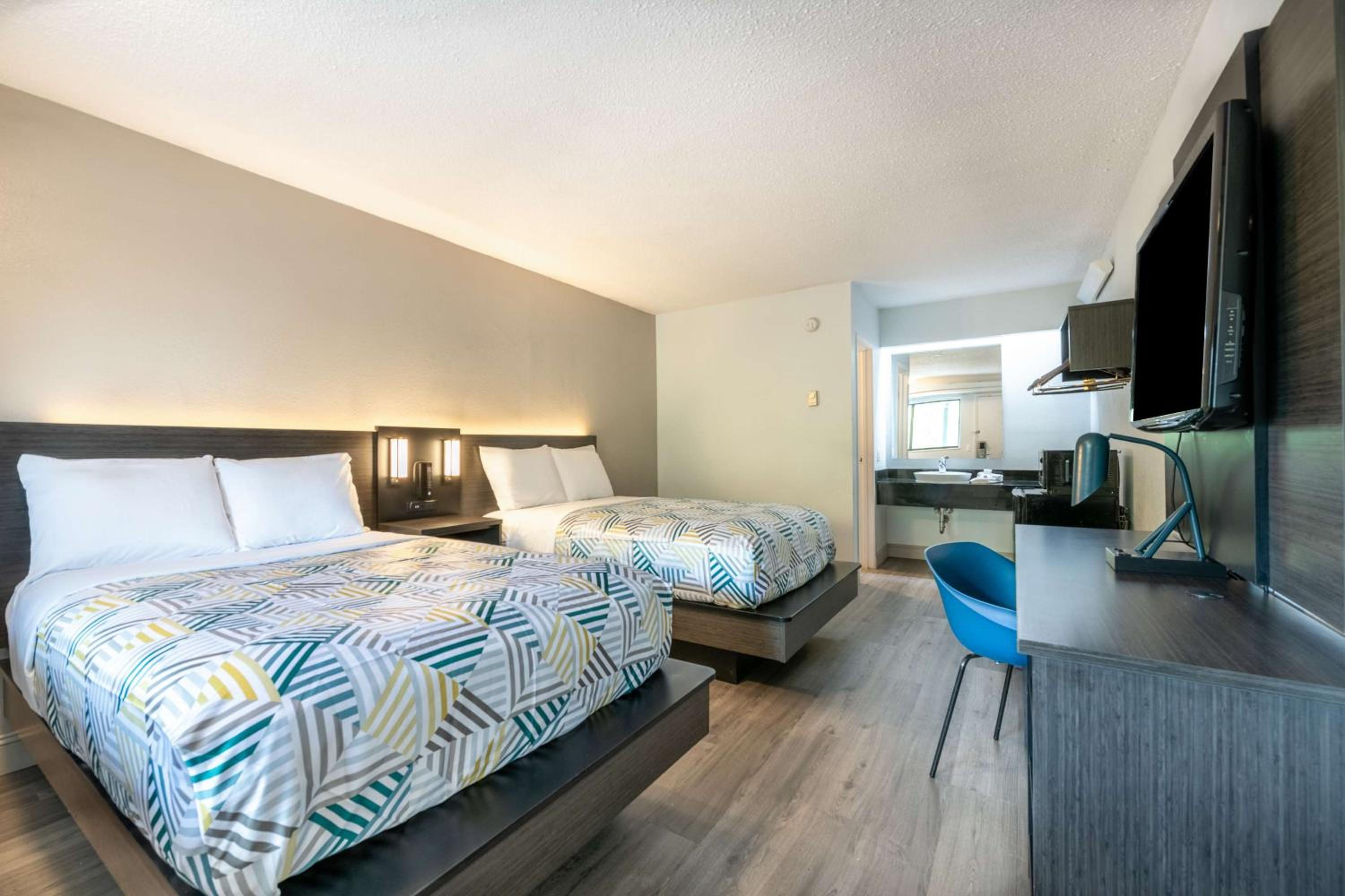 Quadruple Room - Non-Smoking - Photo 3