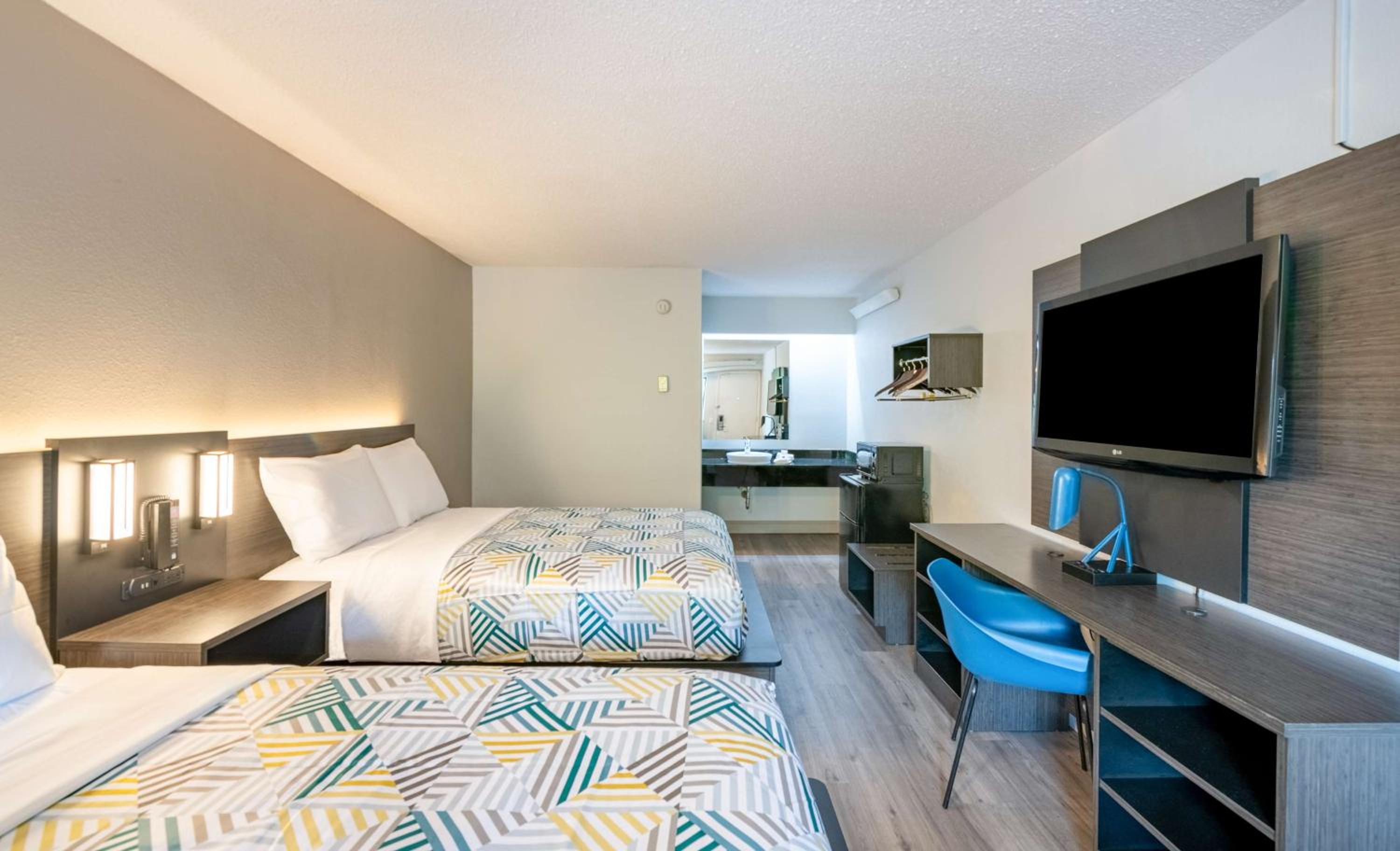 Quadruple Room - Non-Smoking - Photo 5