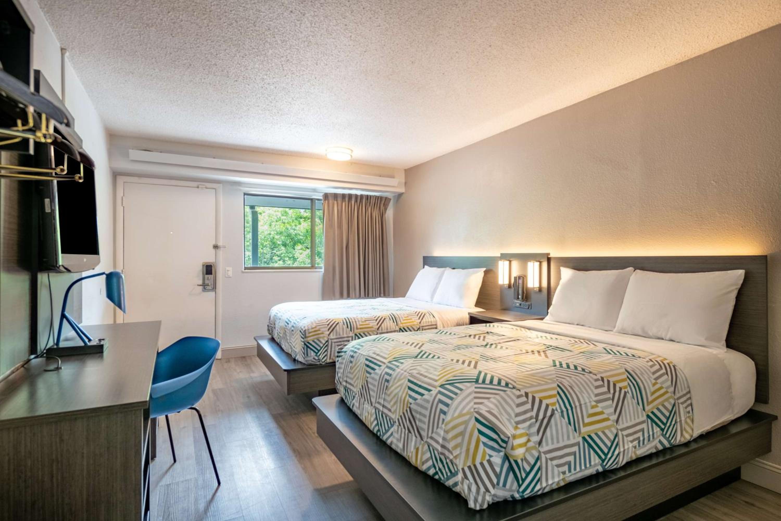 Quadruple Room - Non-Smoking - Photo 1