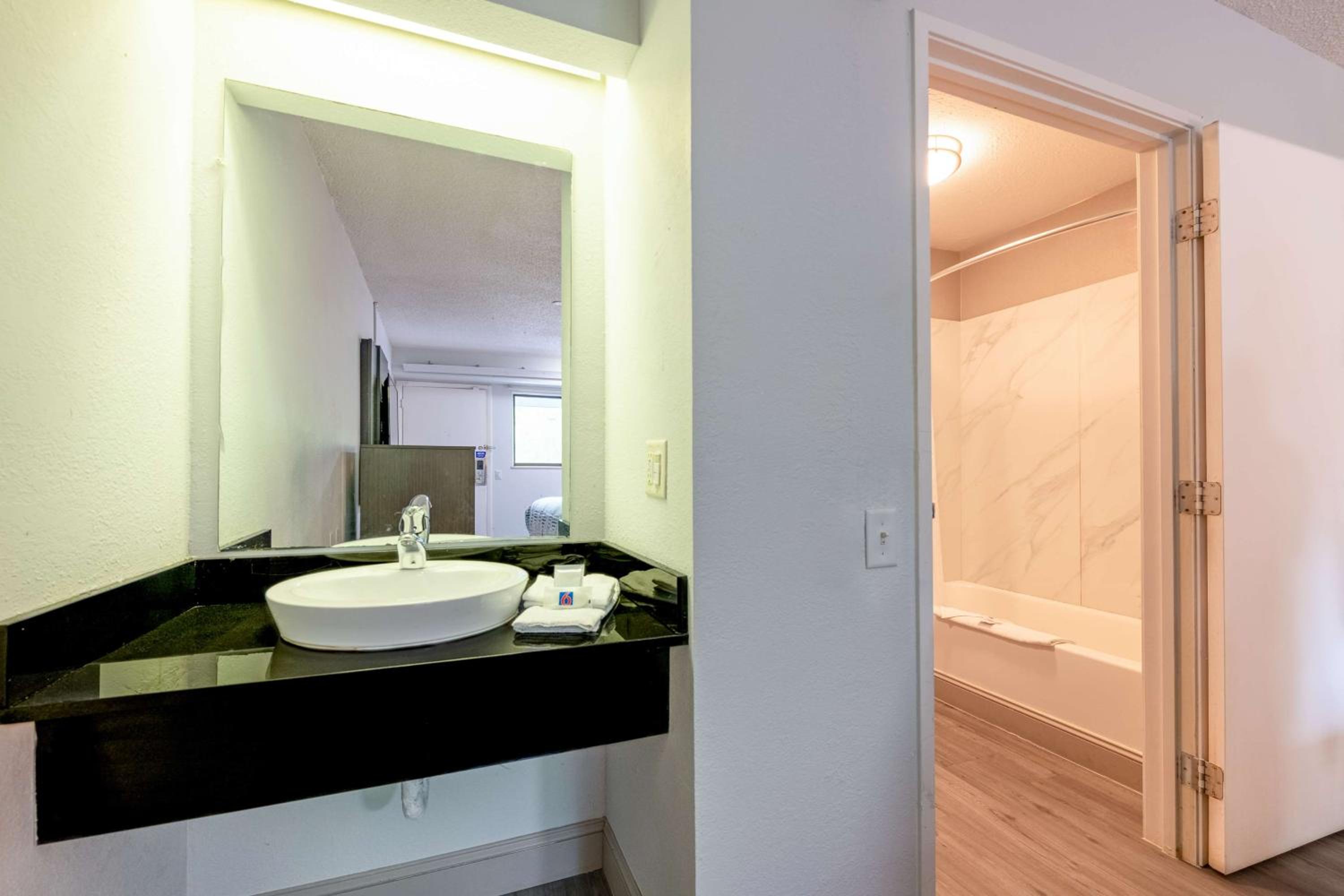 King Room - Disability Access - Non-Smoking - Photo 7