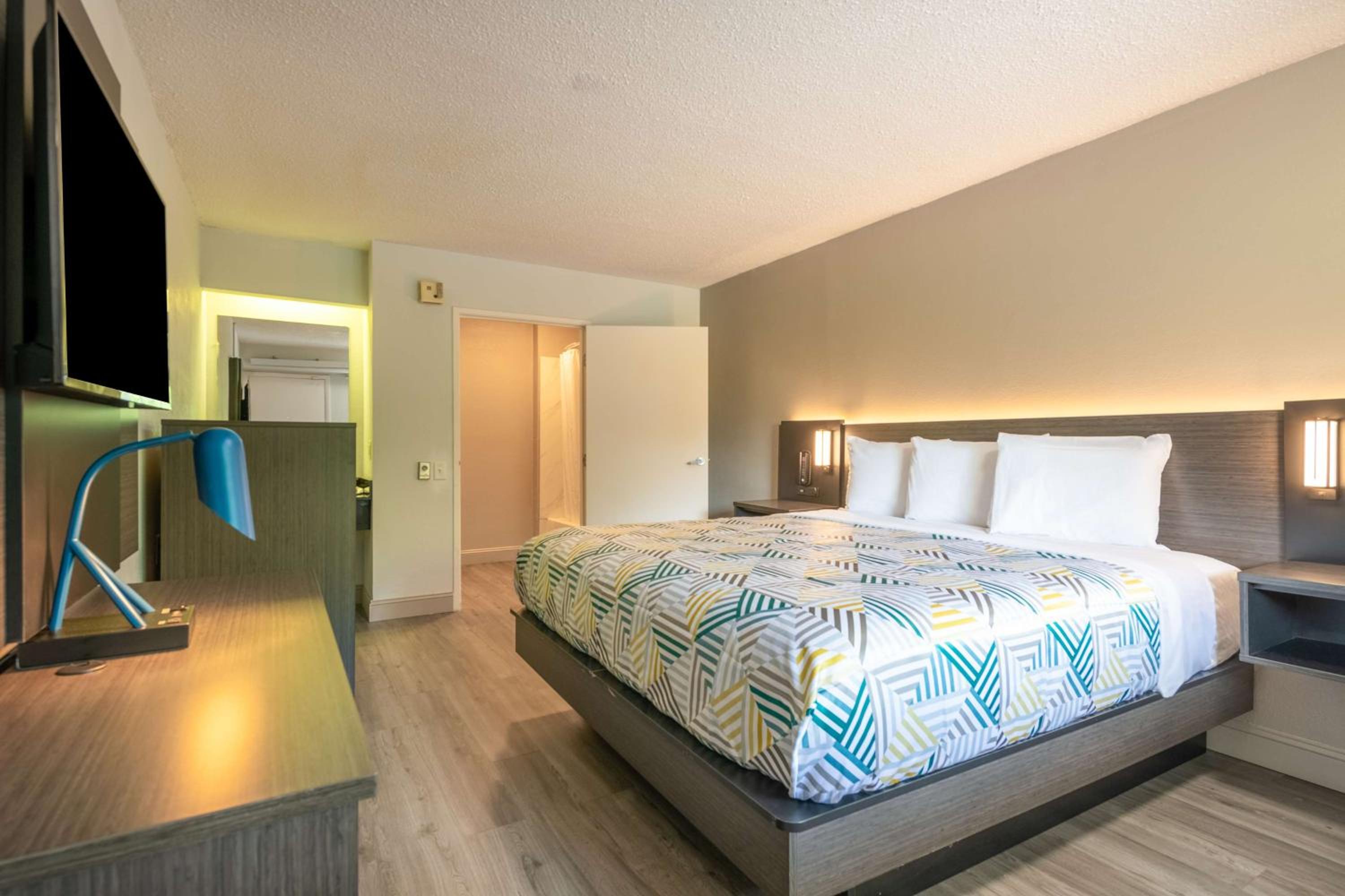 King Room - Non-Smoking - Photo 5