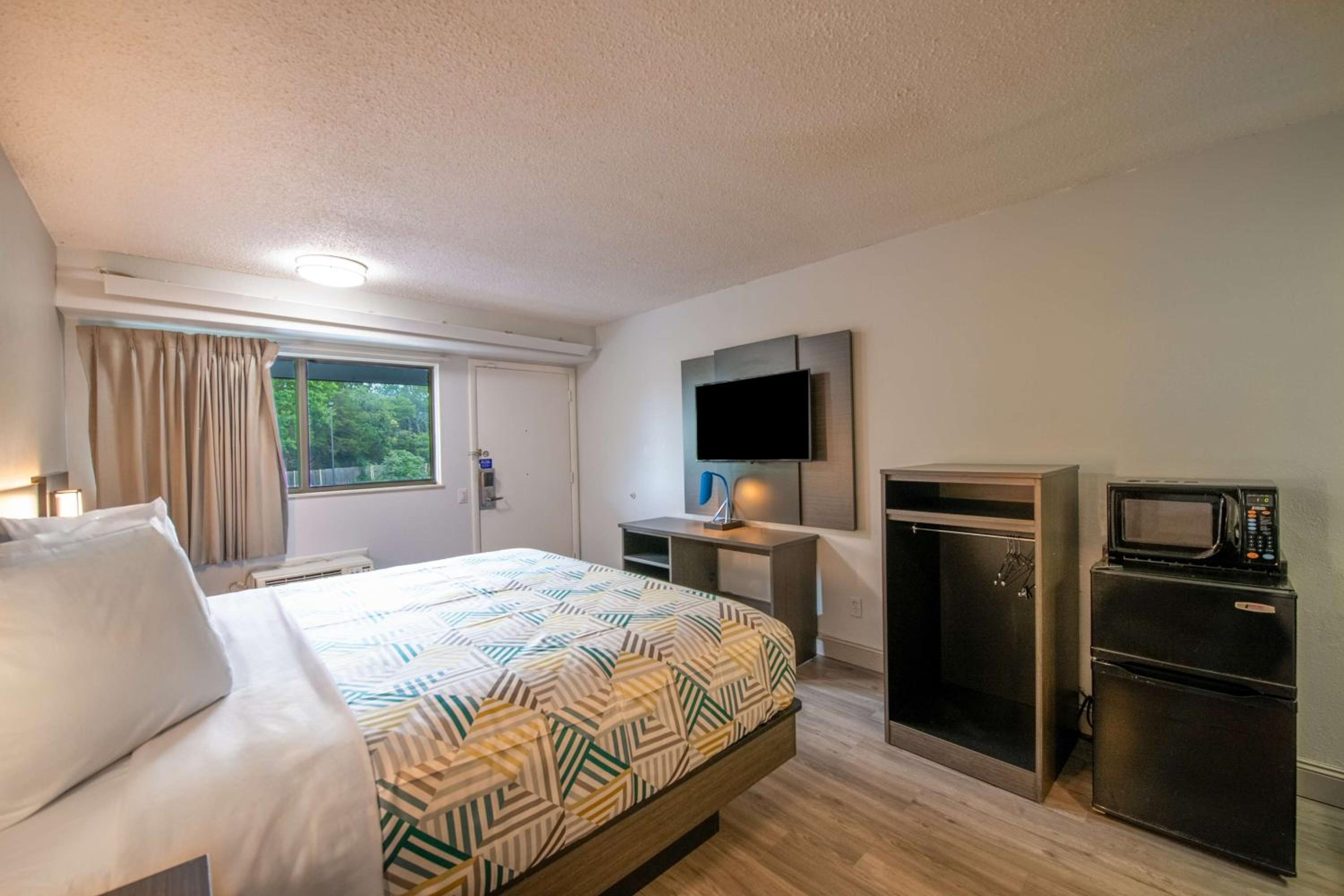 King Room - Non-Smoking - Photo 4