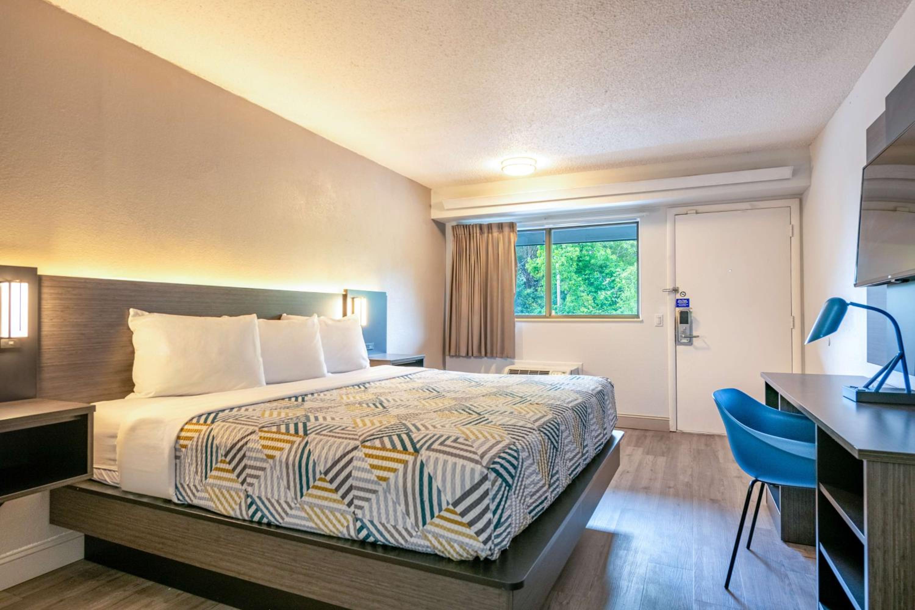 King Room - Non-Smoking - Photo 3
